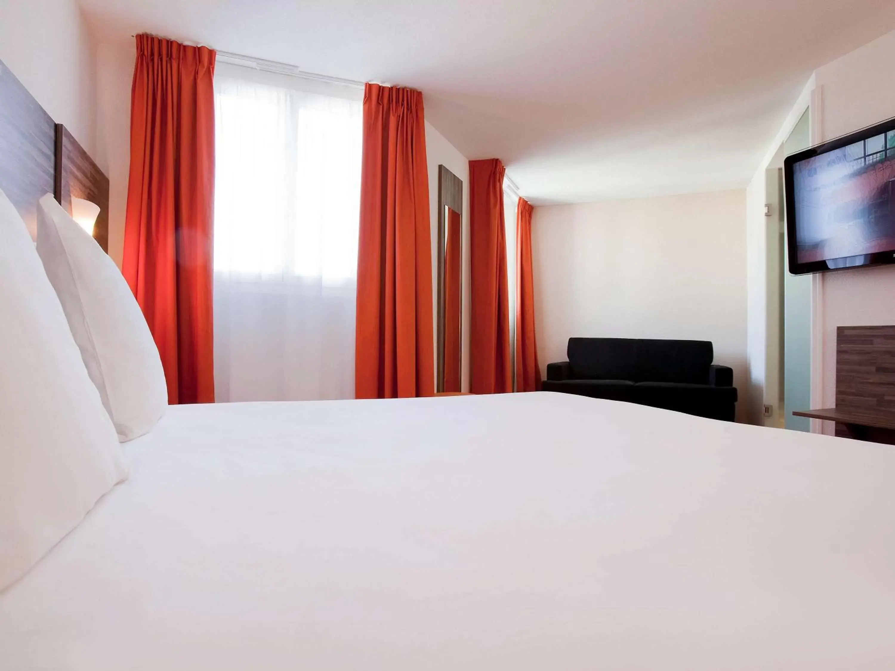 Photo of the whole room, Bed in ibis Styles Rennes Centre Gare Nord