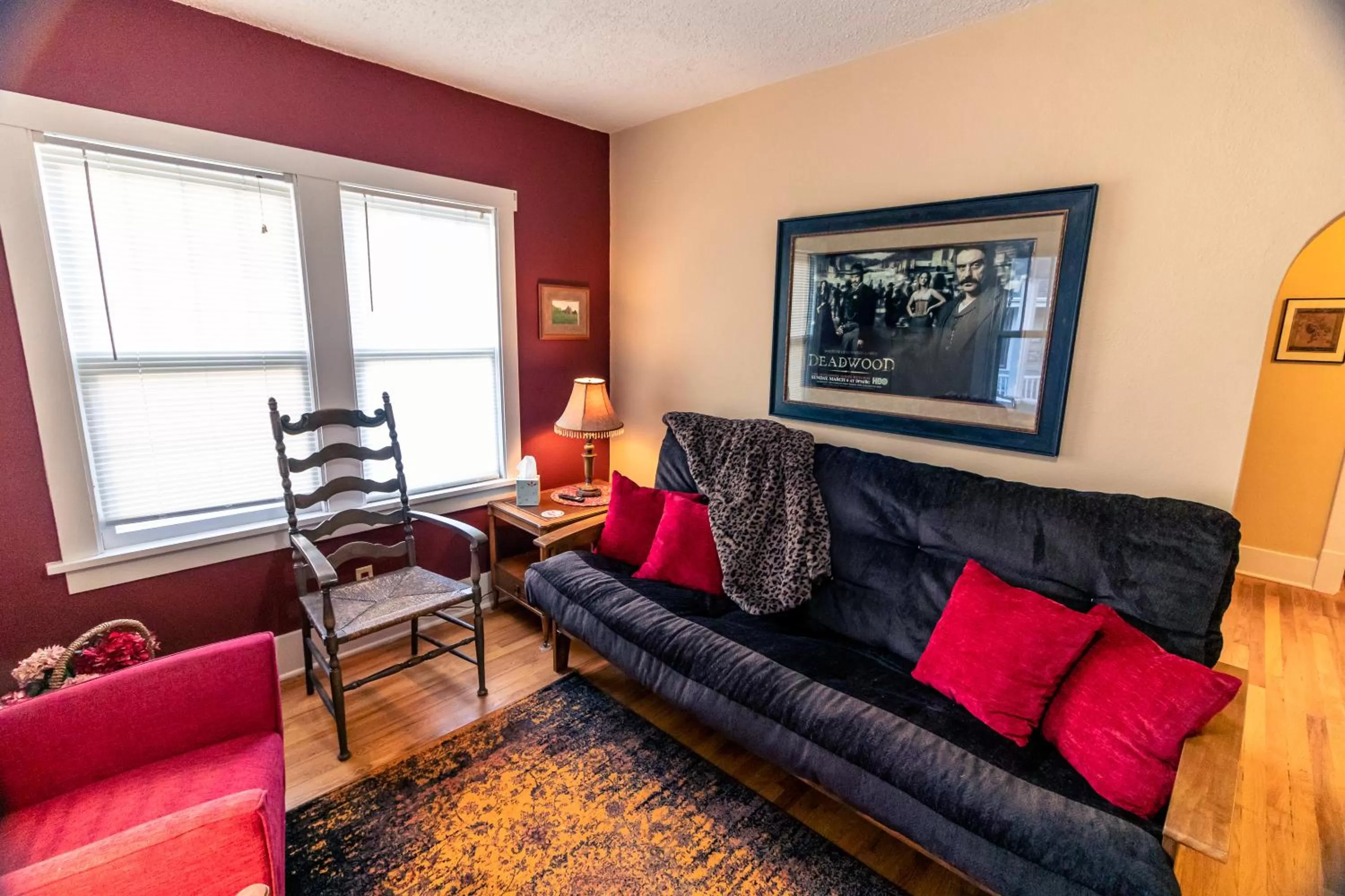 Living room, Seating Area in 1899 Inn