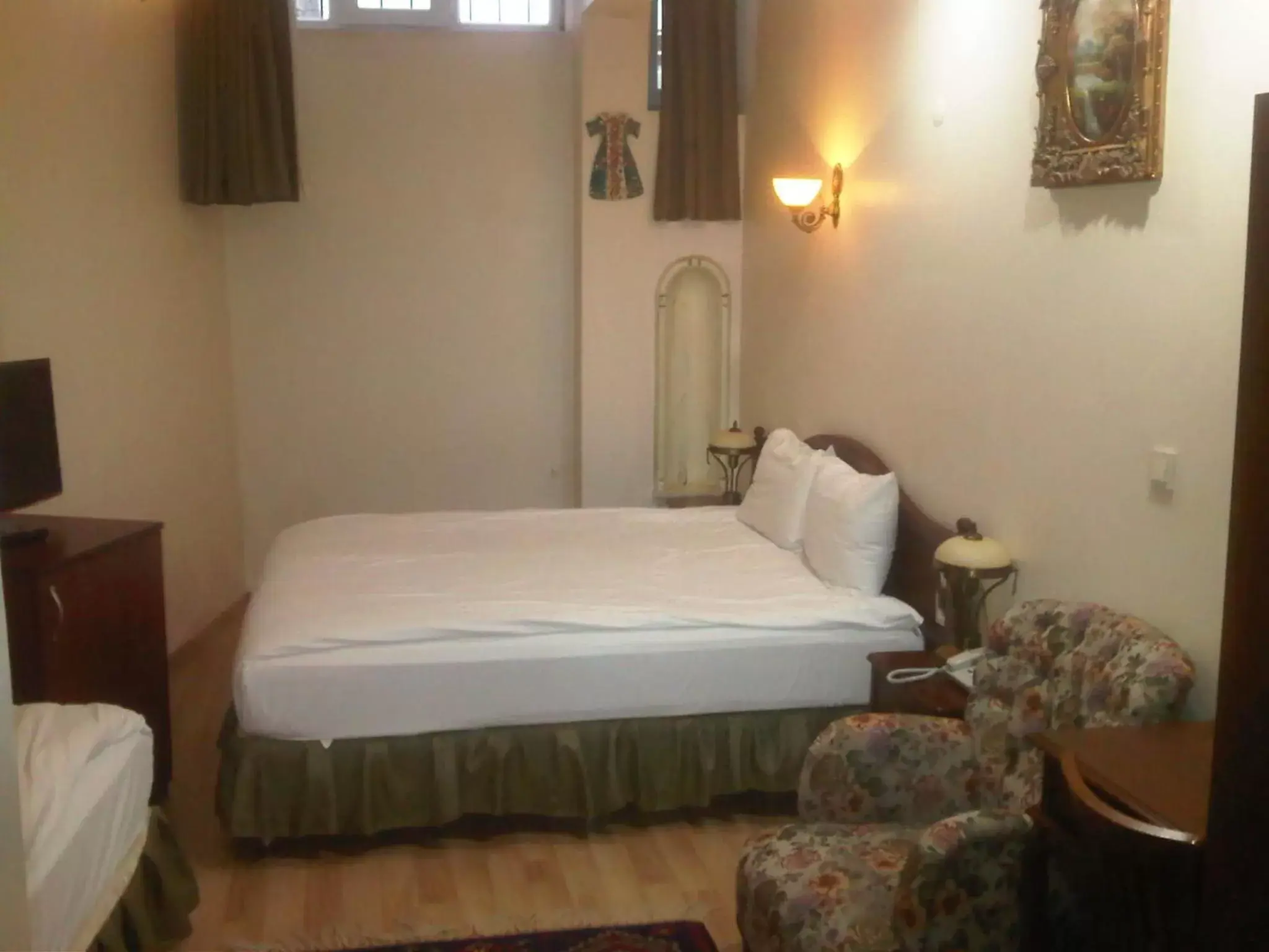 Photo of the whole room, Bed in Basileus Hotel