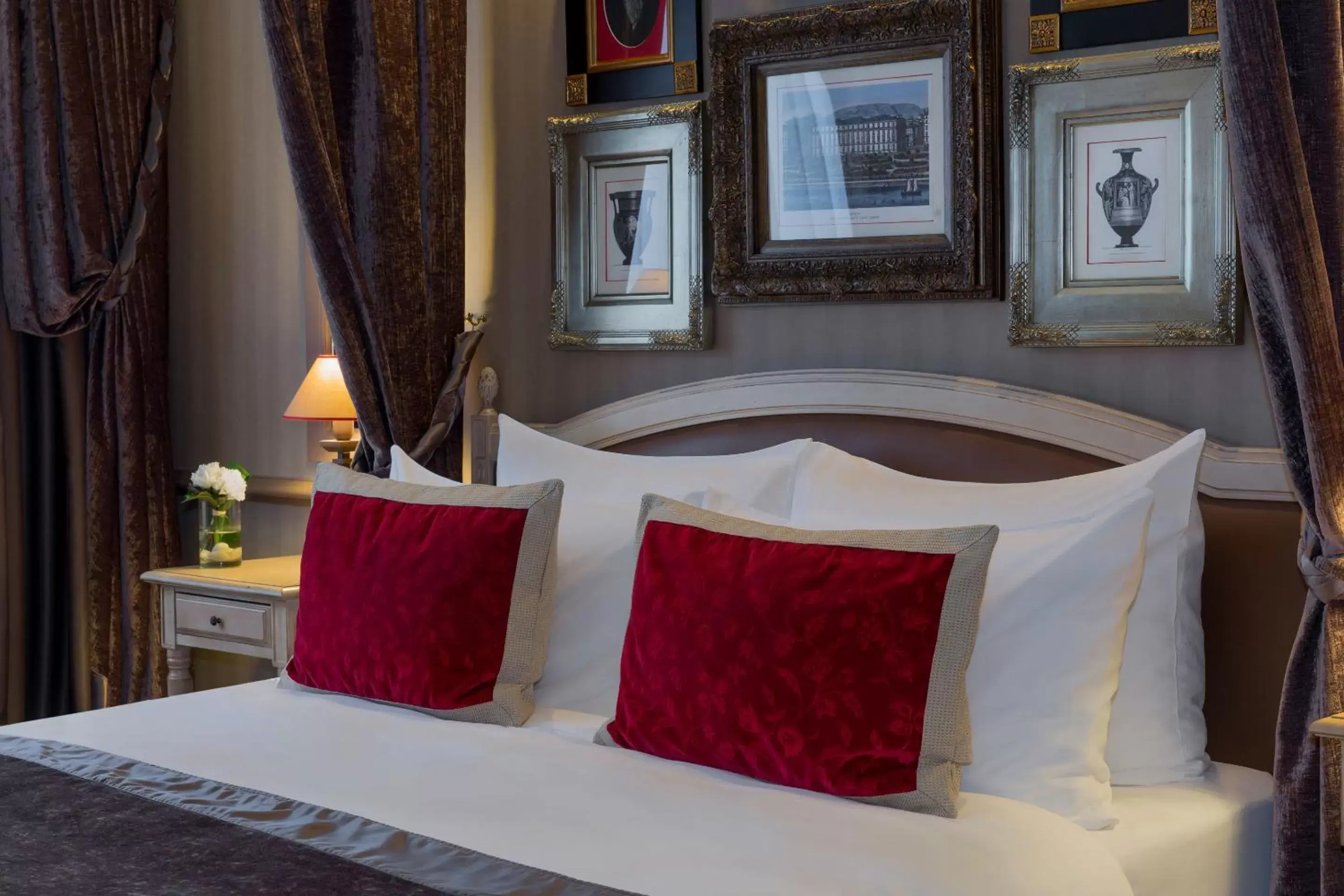 Bed in Royal Manotel