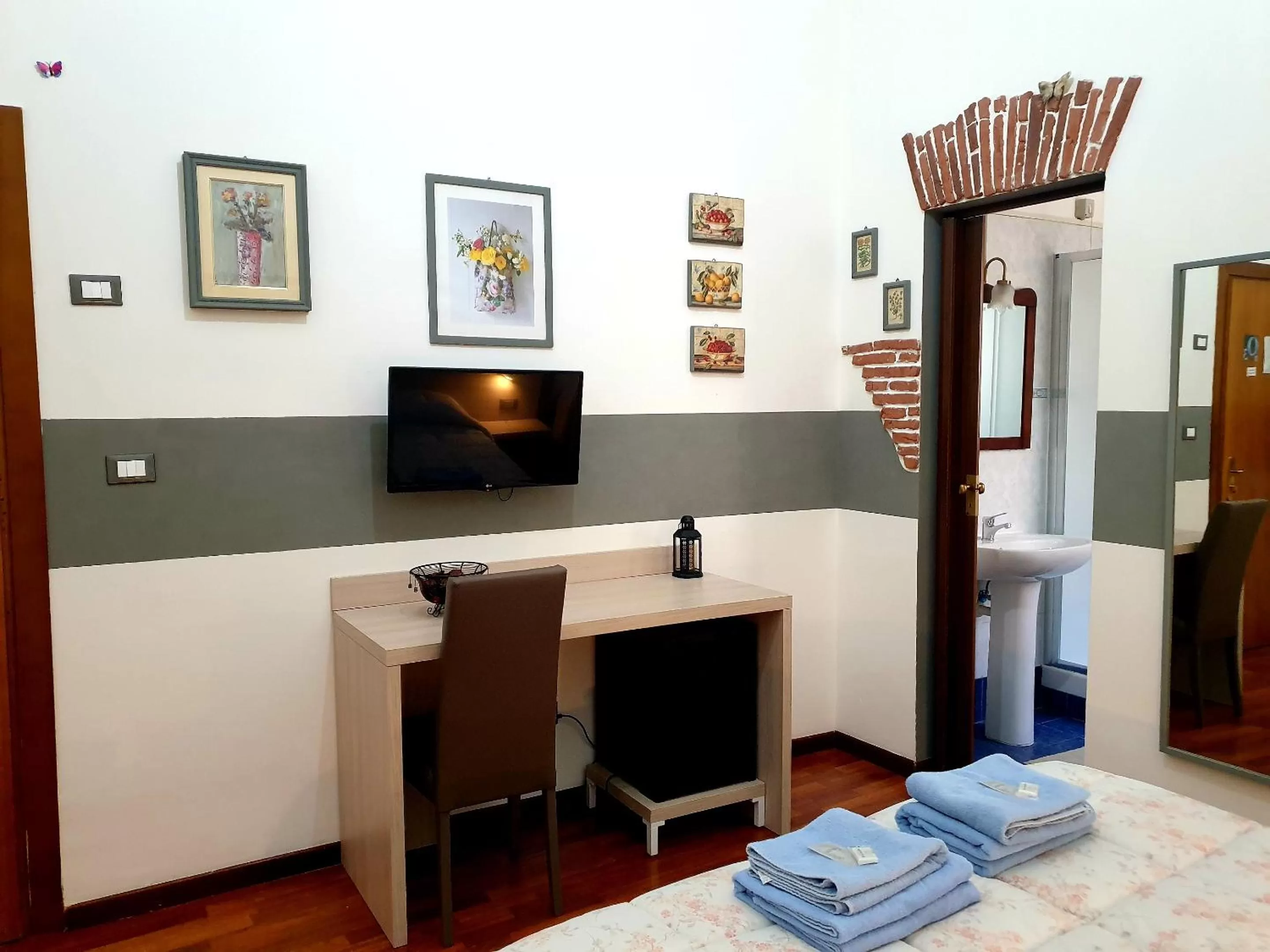 Seating area, Bed in Albergo Astro