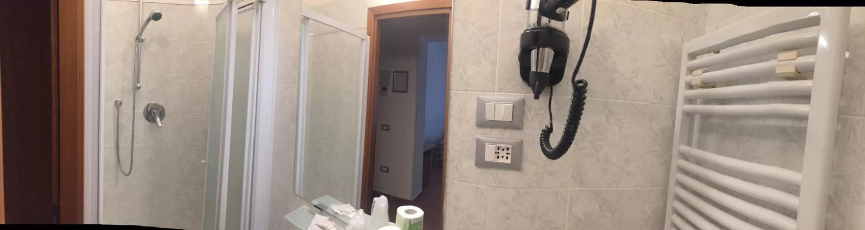 Shower in Hotel Alinari