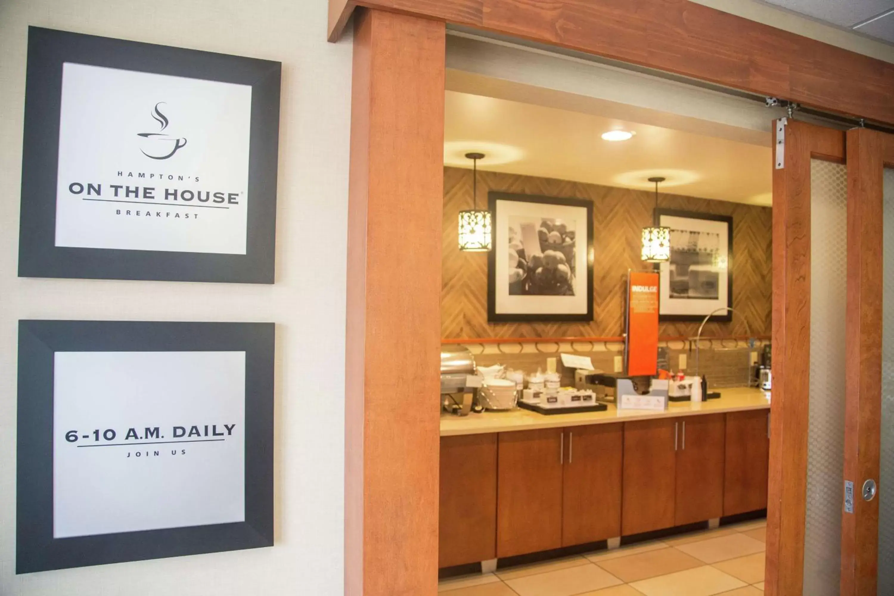 Dining area in Hampton Inn Summersville