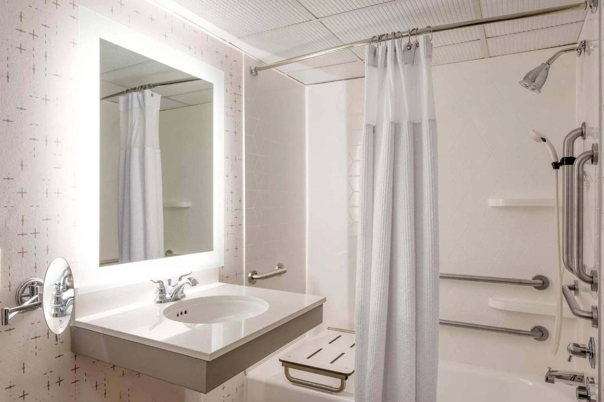 Double Room with Bath Tub - Disability Access/Non-Smoking  in Crowne Plaza Indianapolis-Airport, an IHG Hotel