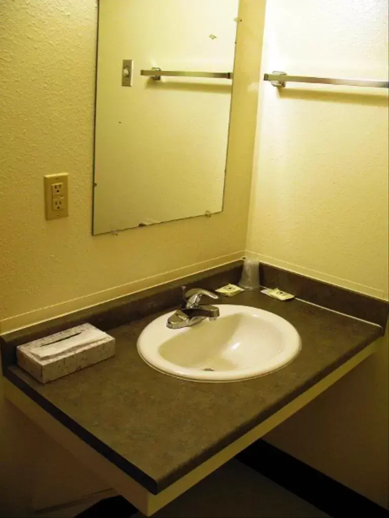 Bathroom in Golden West Motel
