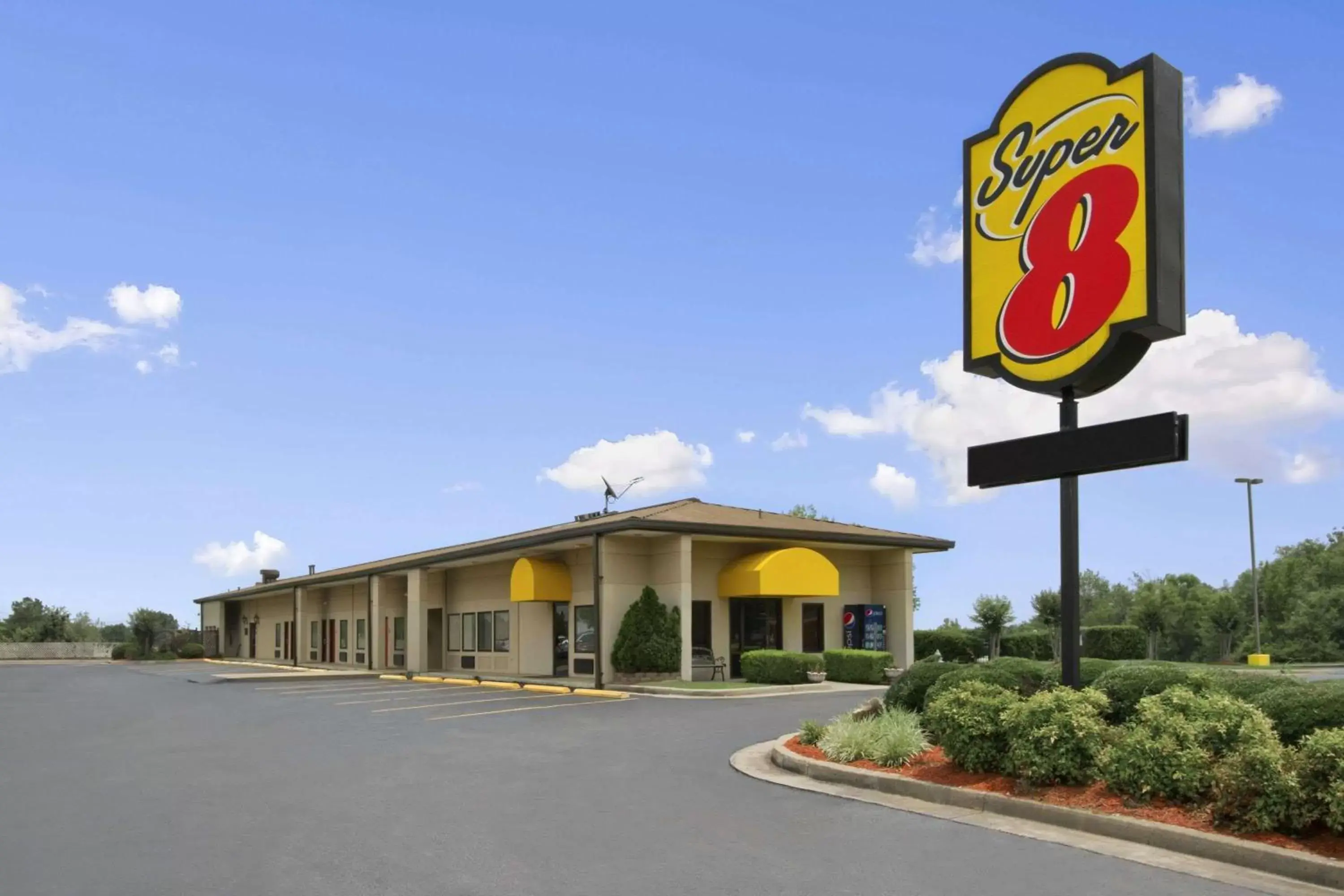 Property Building in Super 8 by Wyndham-Tupelo Airport