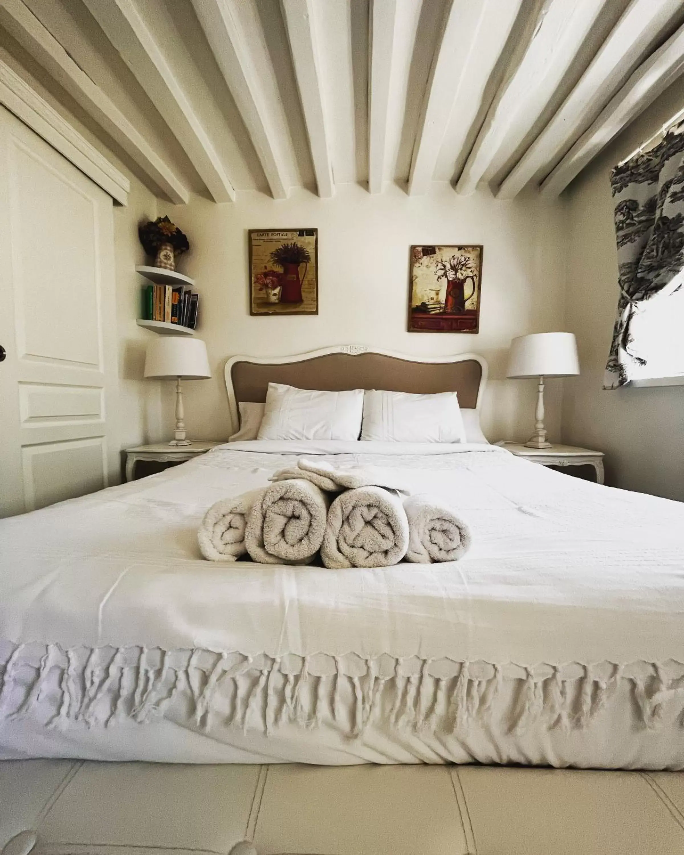 Bed in La Romance et la Romanesque