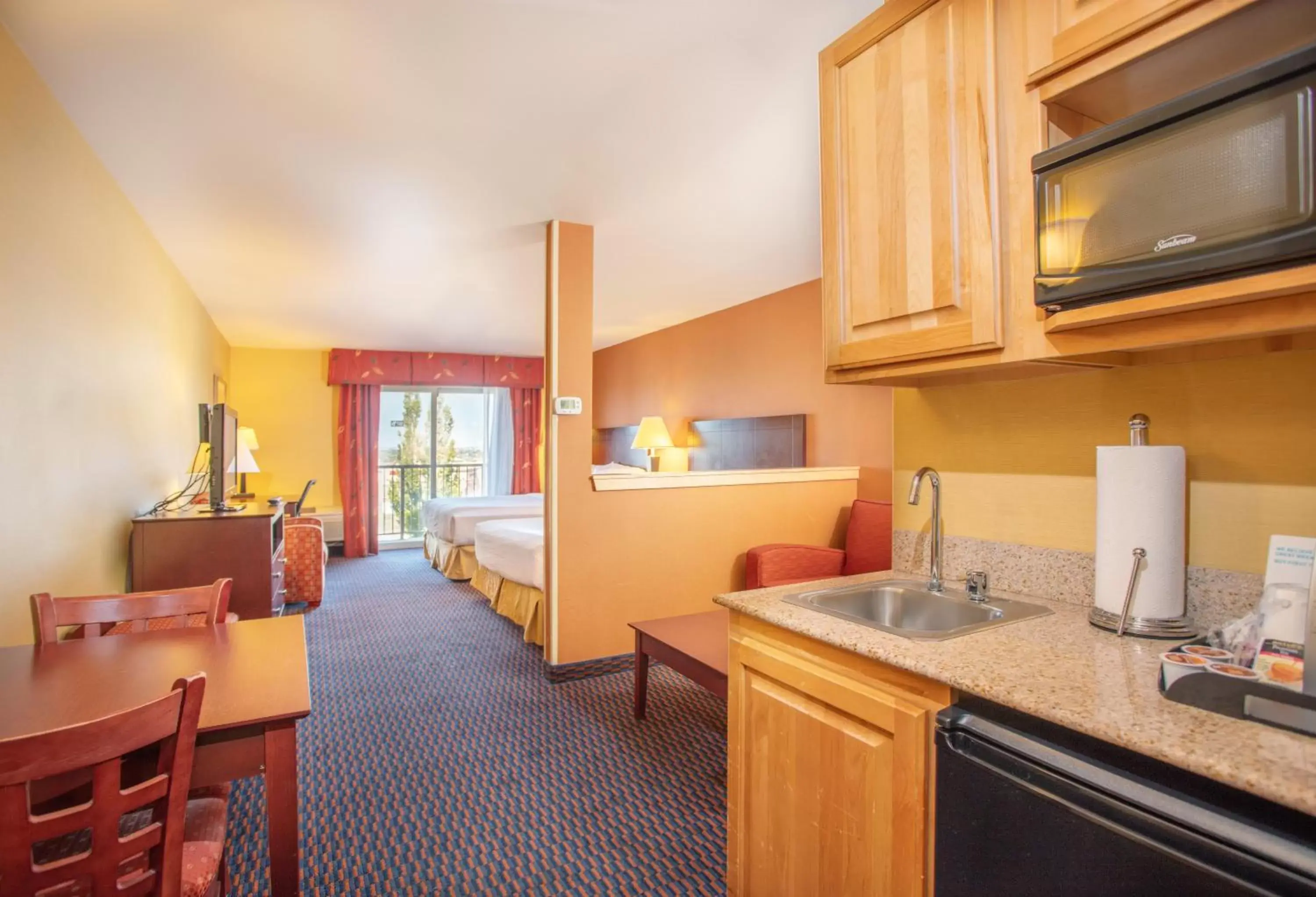 Photo of the whole room, Kitchen/Kitchenette in Holiday Inn Express Hotel & Suites Richland