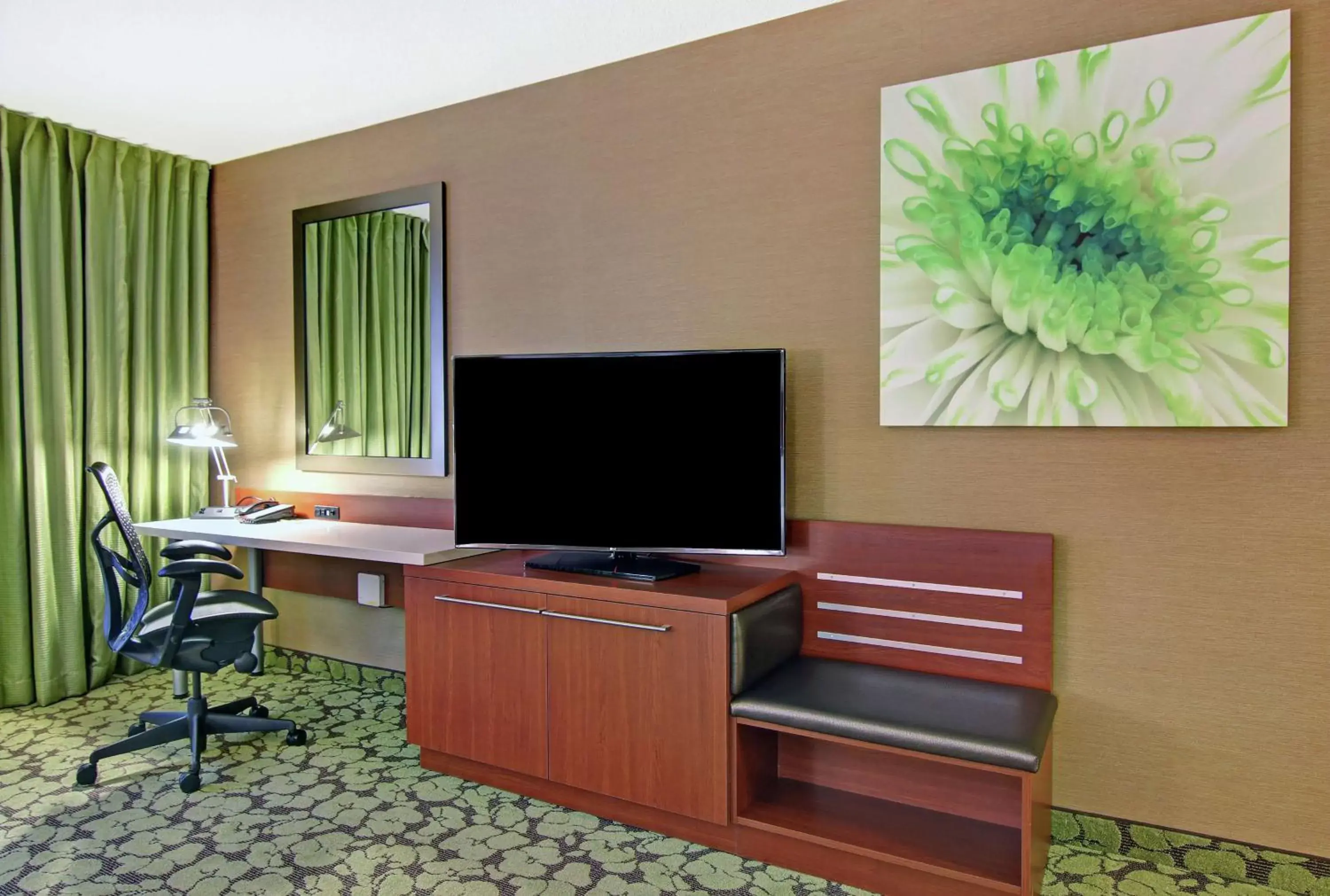 Living room, TV/Entertainment Center in Hilton Garden Inn Toronto/Markham