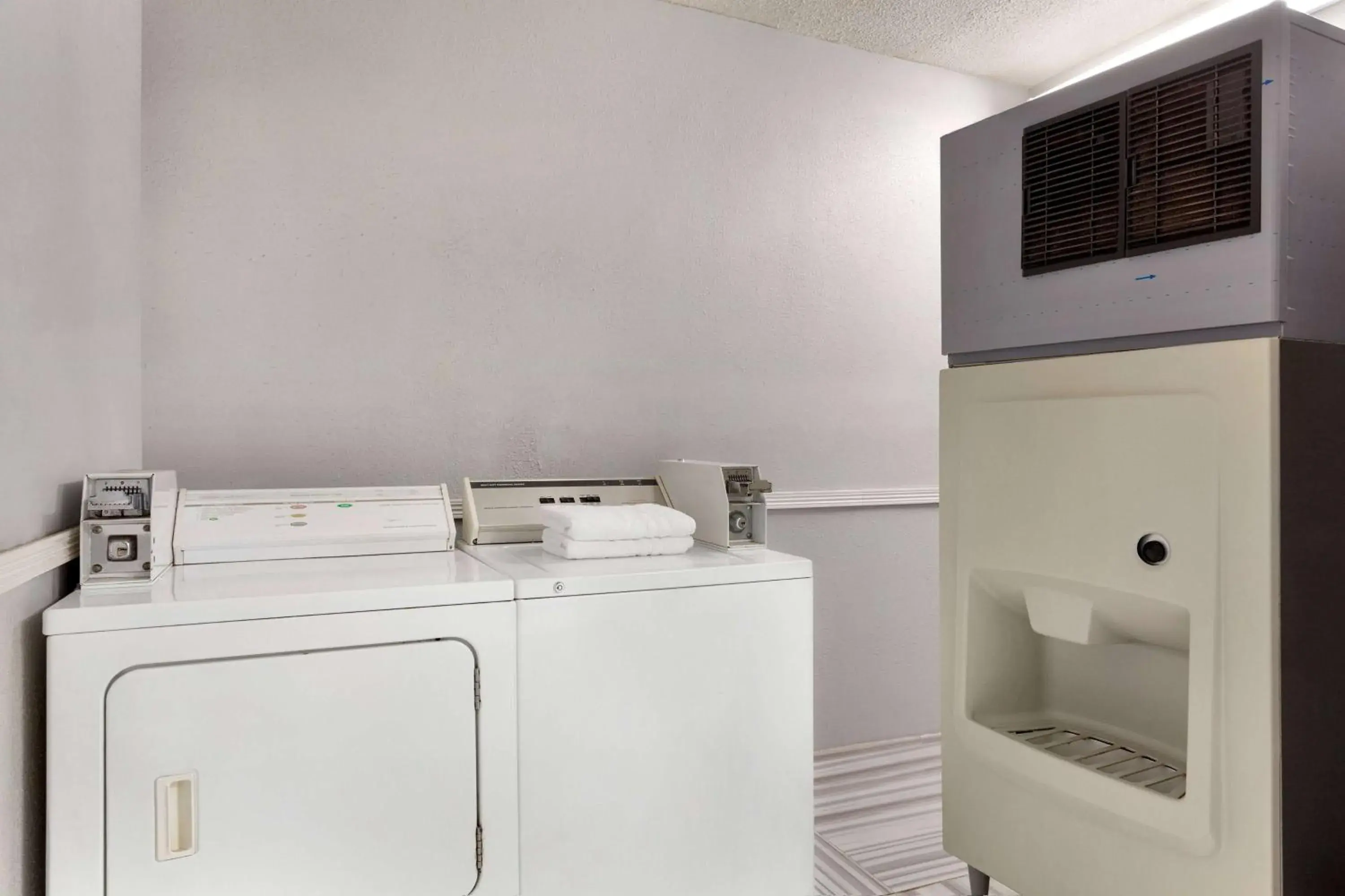 laundry, Kitchen/Kitchenette in Days Inn by Wyndham Kansas City International Airport