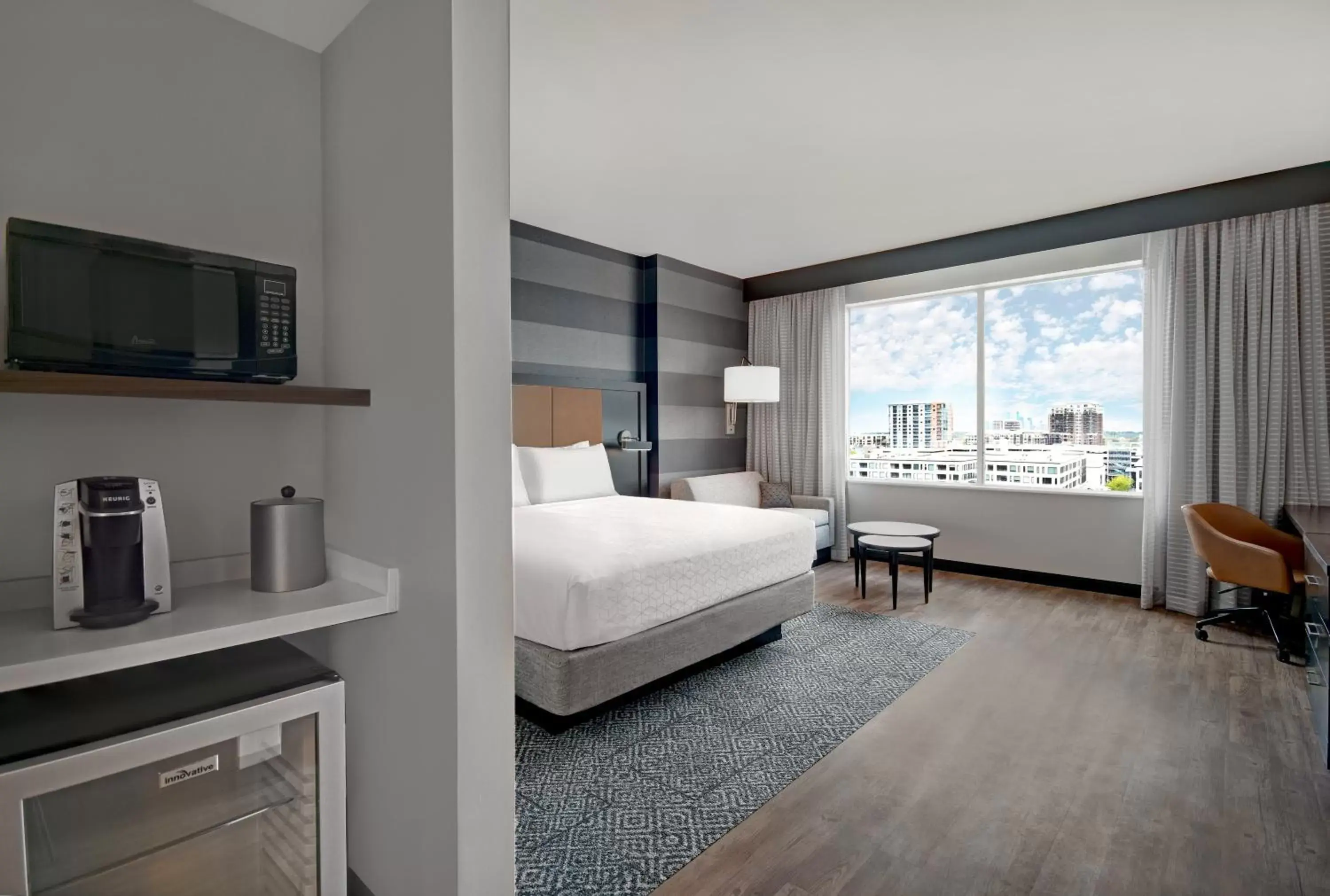 Bedroom, TV/Entertainment Center in Holiday Inn Express - Houston - Galleria Area, an IHG Hotel