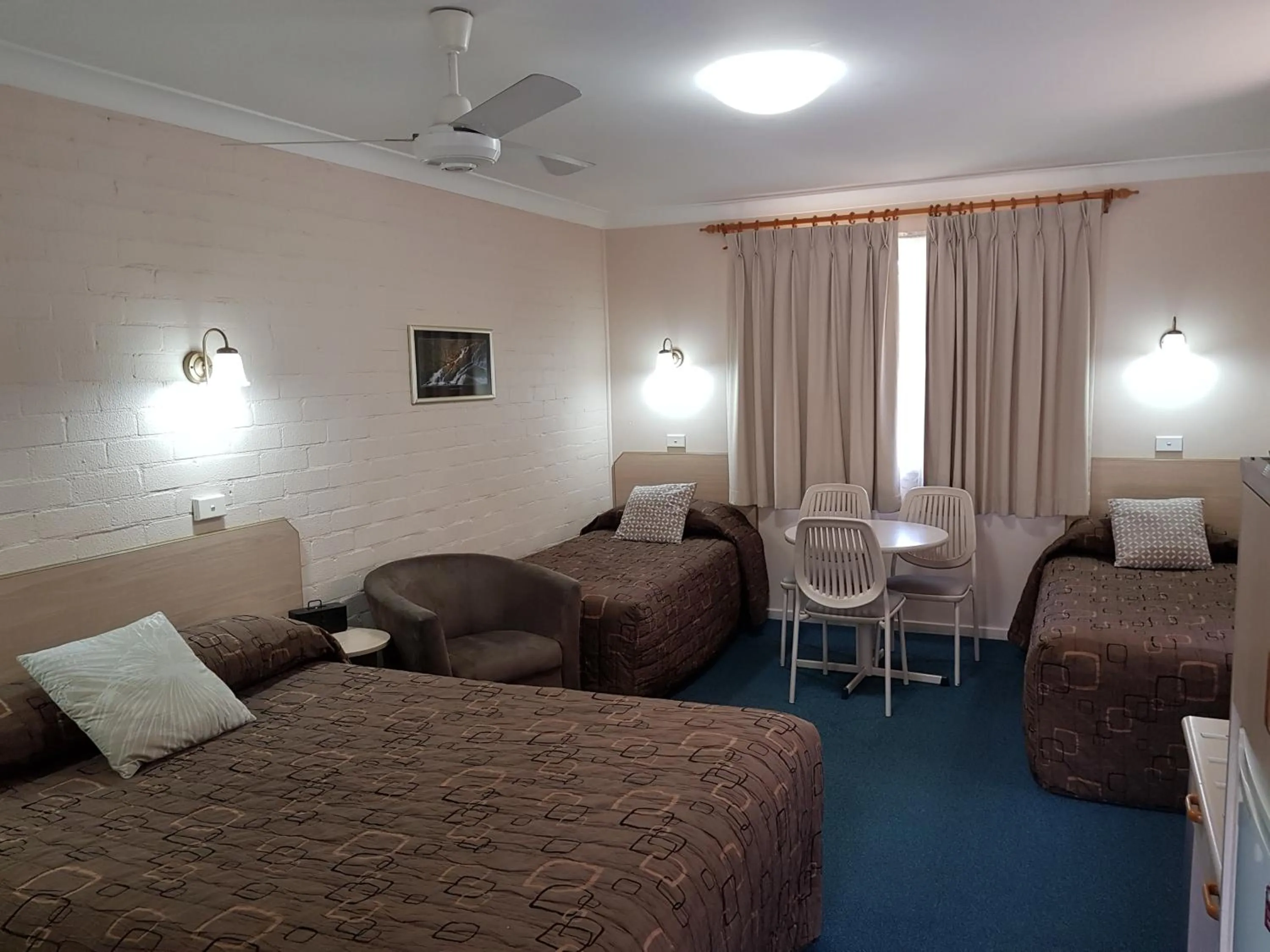 Photo of the whole room, Bed in Abraham Lincoln Motel