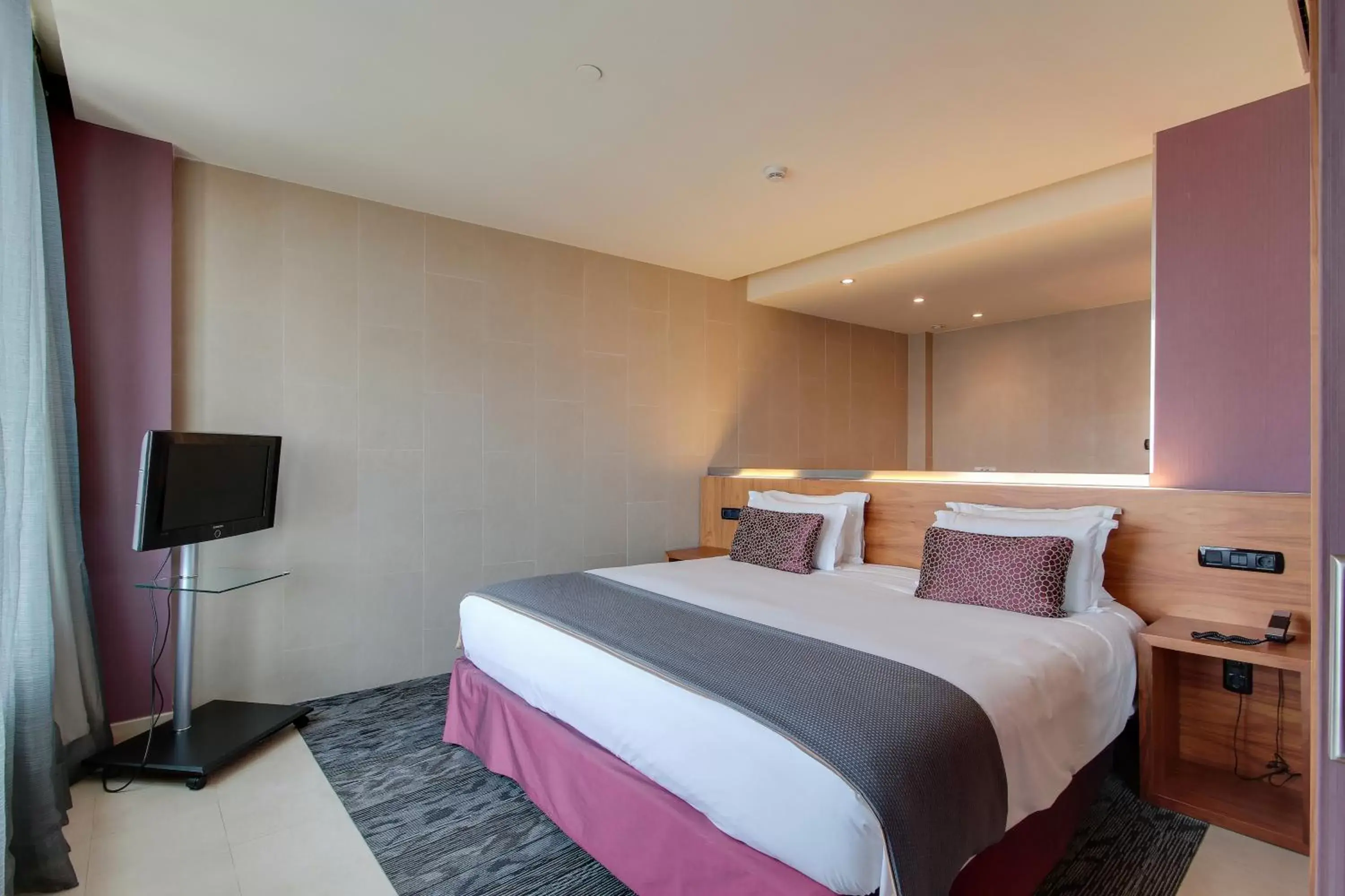 Bed, Room Photo in Hotel Badalona Tower