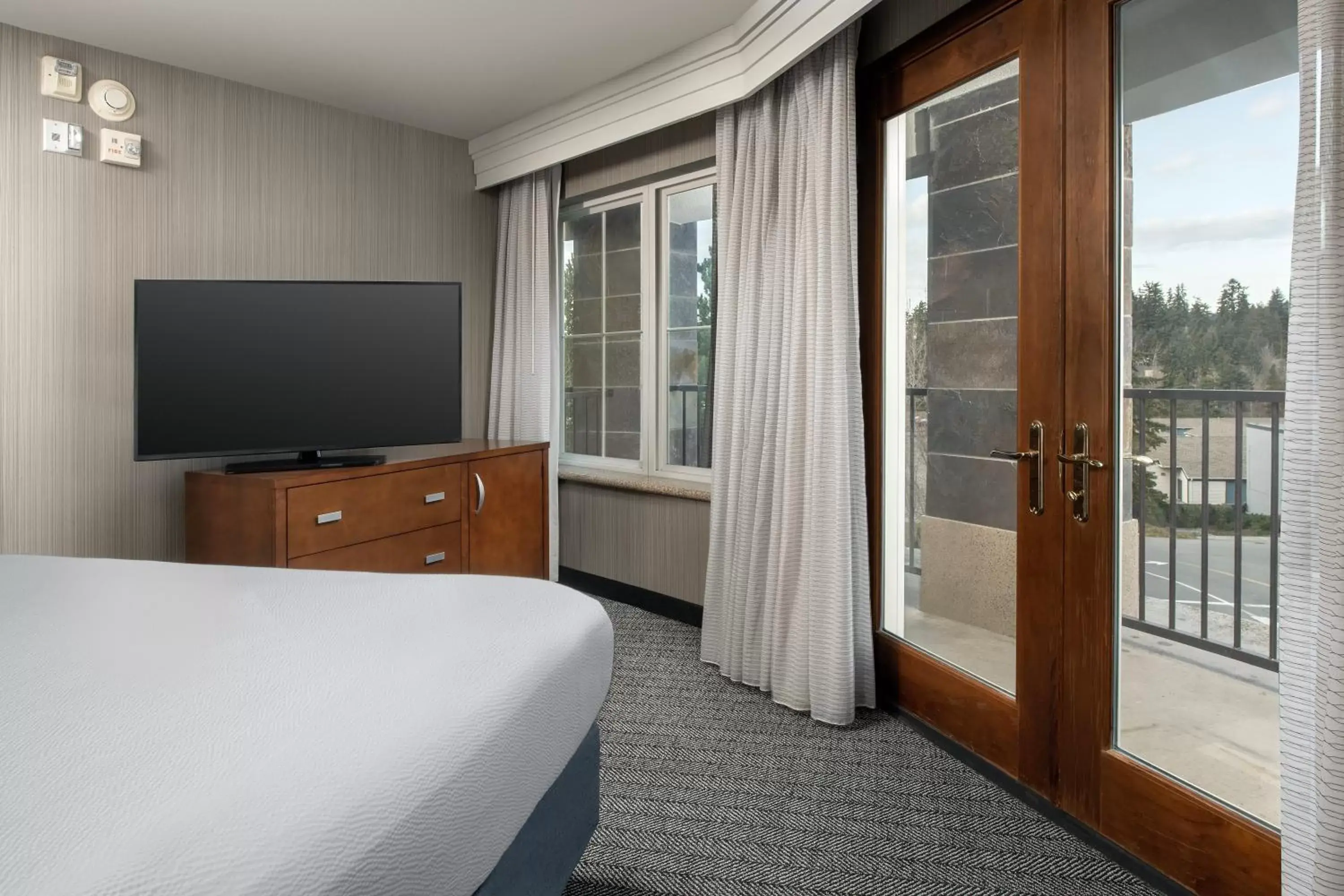 View (from property/room), TV/Entertainment Center in Courtyard by Marriott Seattle Kirkland