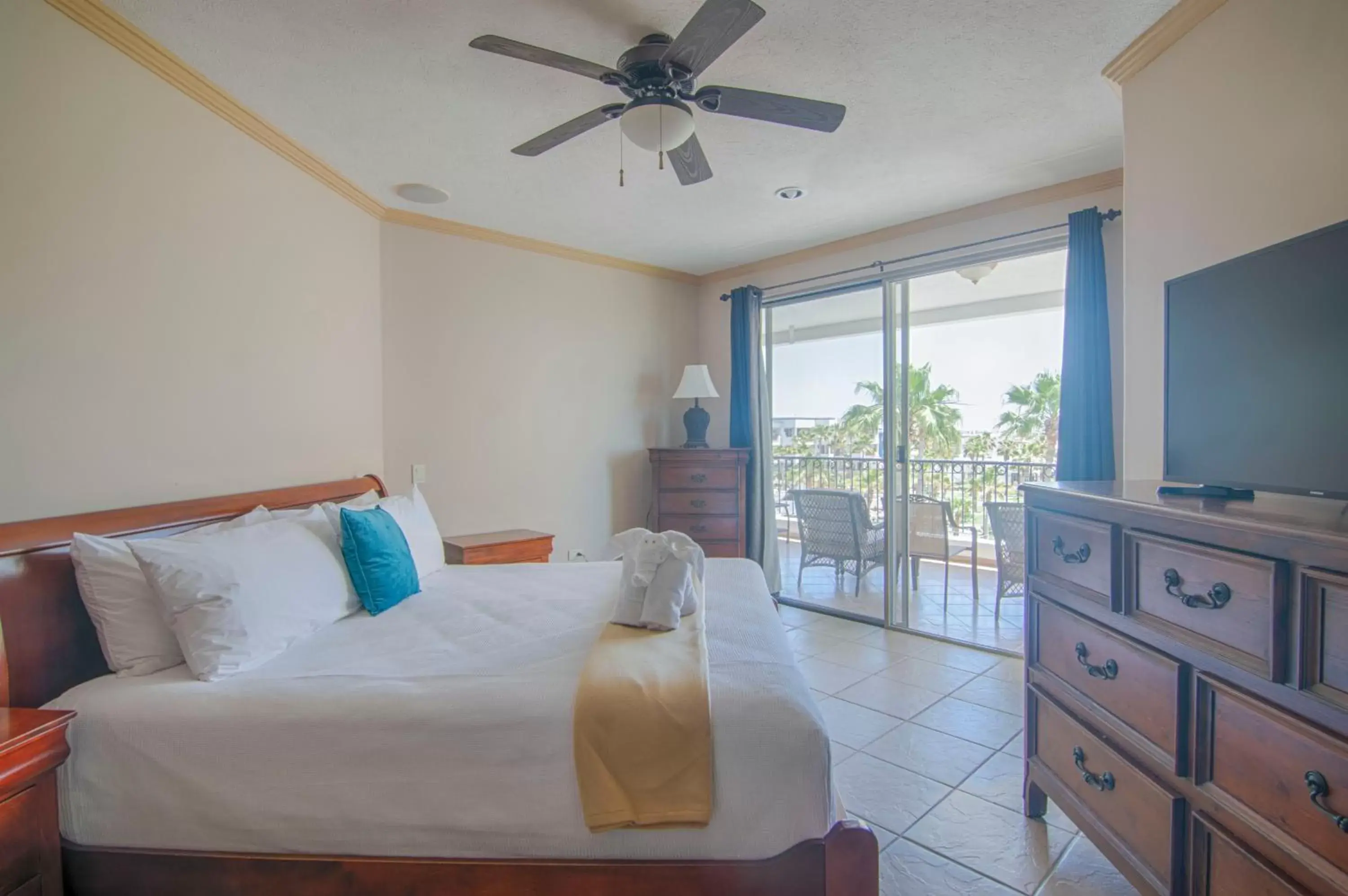 Bed in Casa Blanca Golf Villas