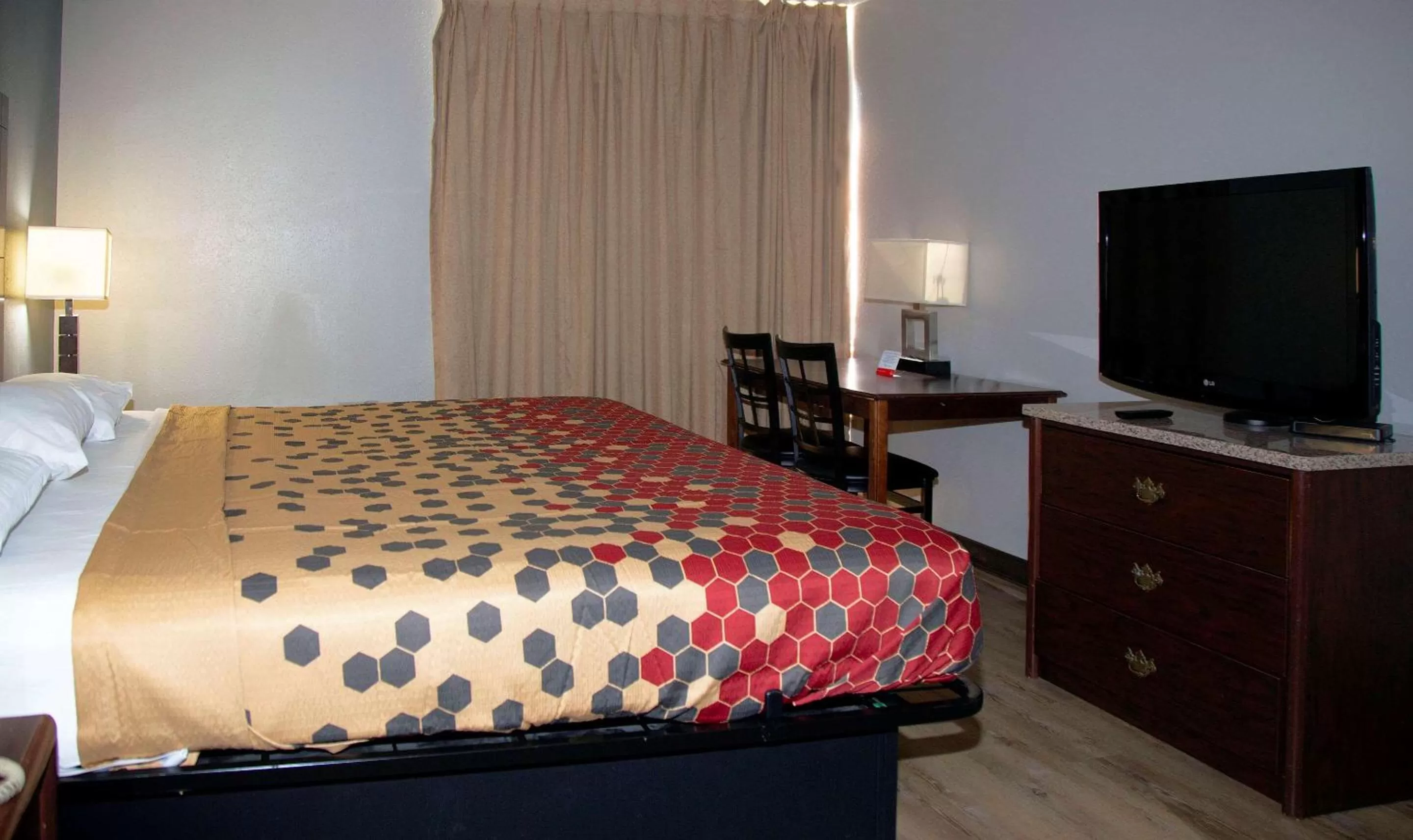 Photo of the whole room, Bed in Econo Lodge Ardmore