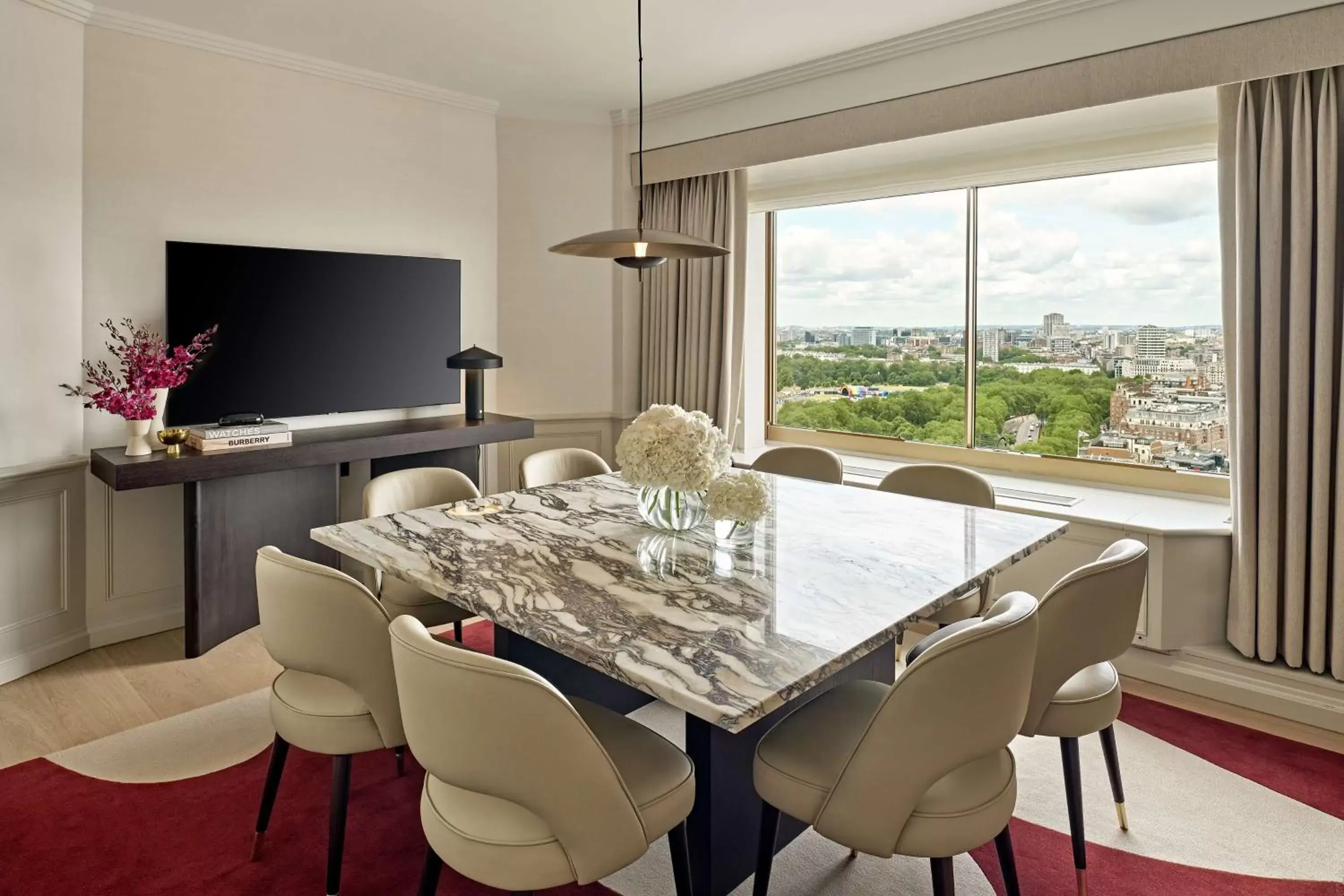 Living room, Dining Area in London Hilton on Park Lane