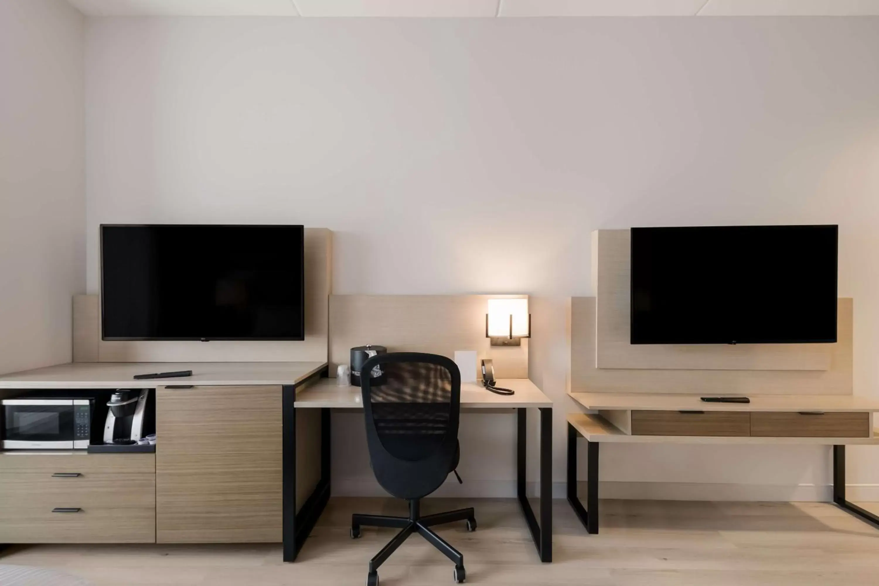 Photo of the whole room, TV/Entertainment Center in Best Western Plus Parry Sound