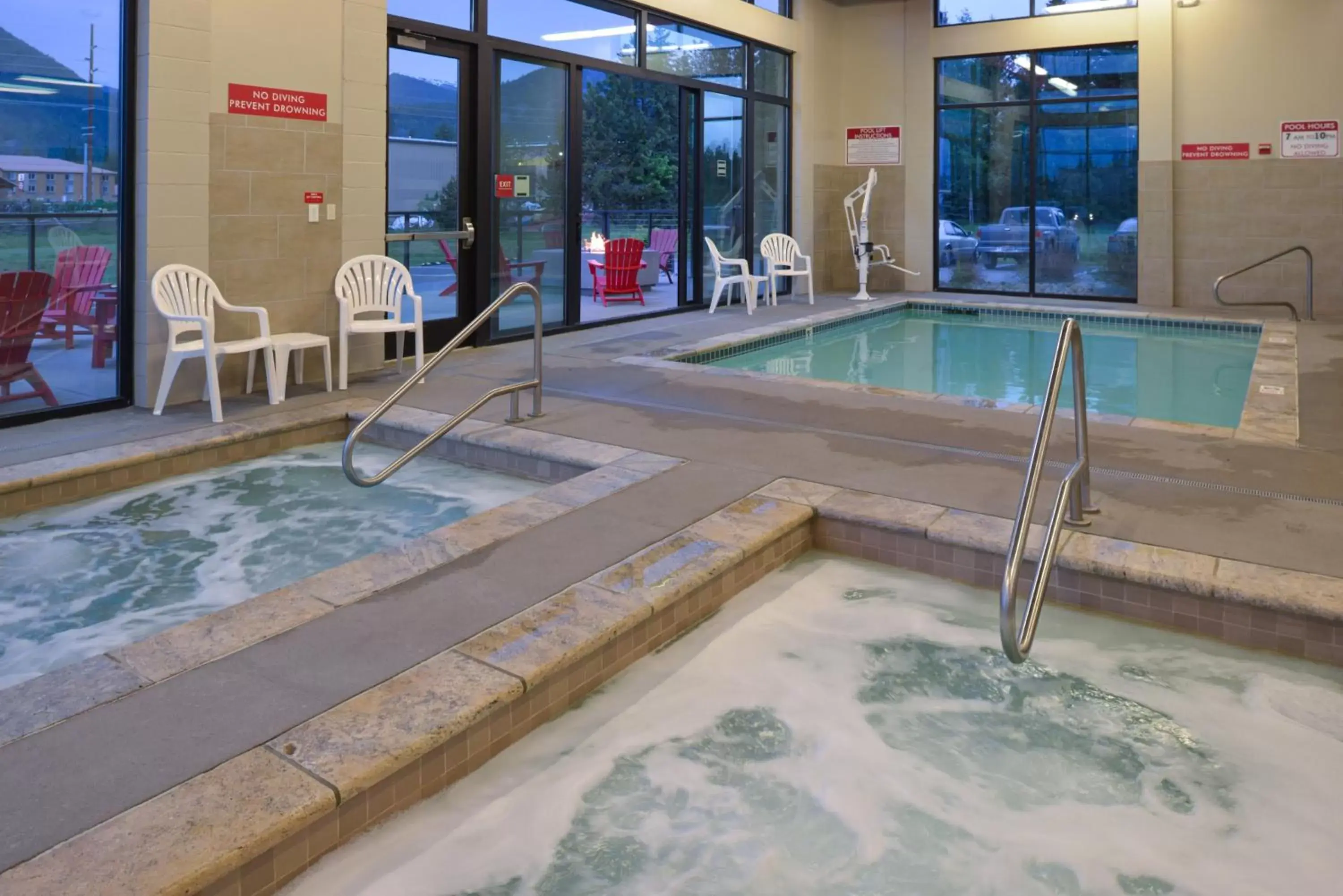 Hot Tub, Swimming Pool in Hotel Ruby Sandpoint