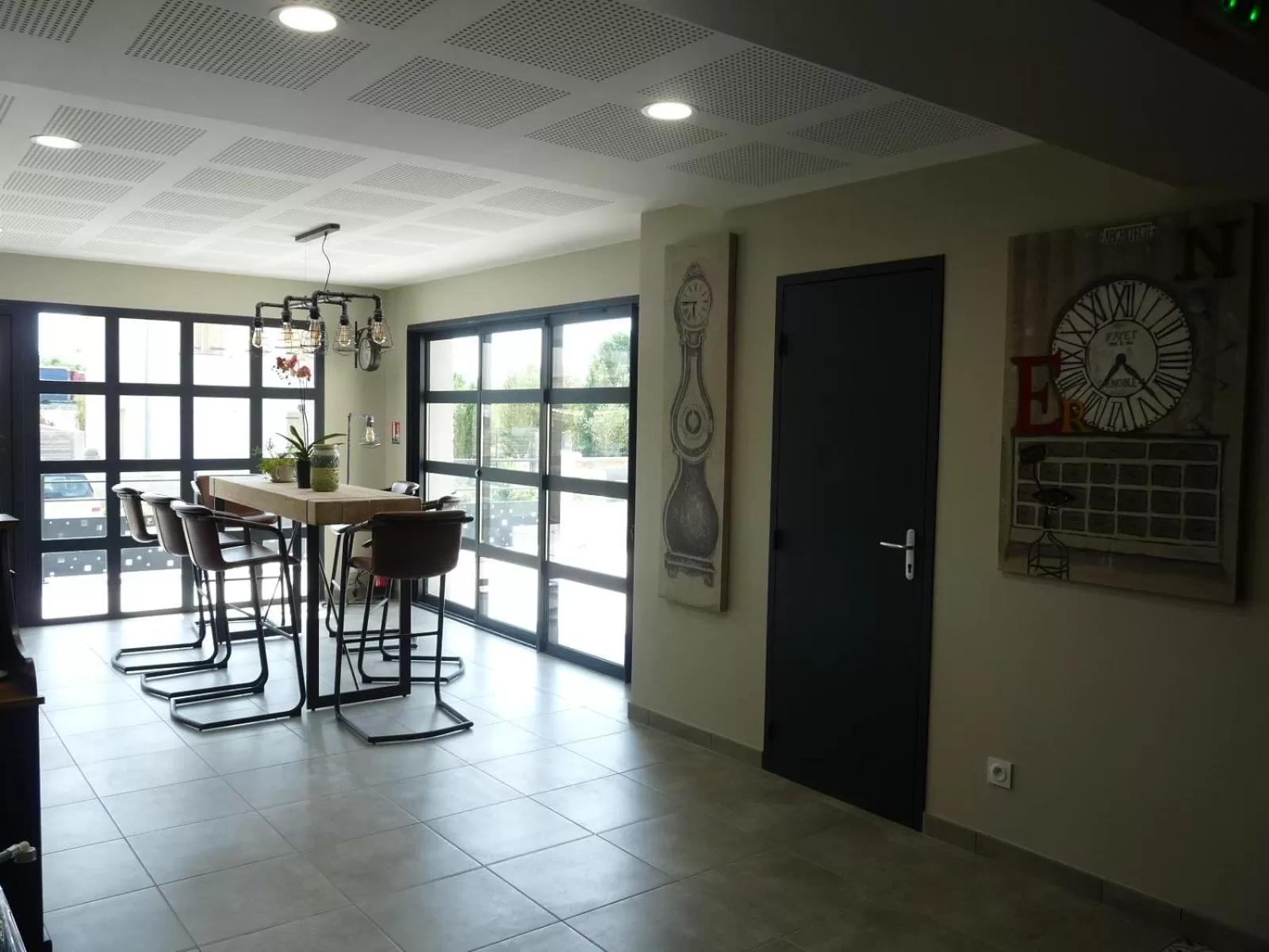 Decorative detail in L'Horloge Gourmande