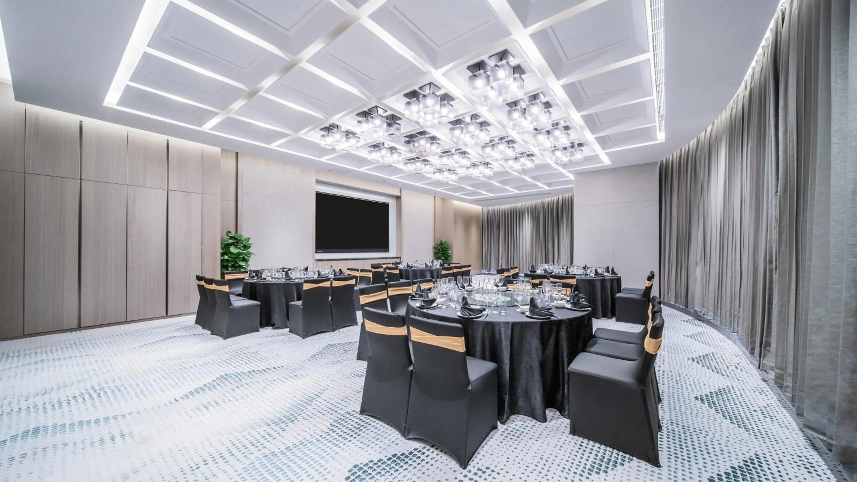 Meeting/conference room in HUALUXE Xi'an Chanba by IHG-西安浐灞华邑酒店-Near Xi'an International Convention Exhibition Center and Shopping mall and The Romantic show of Xi'an-Free Luggage Storage-English Service
