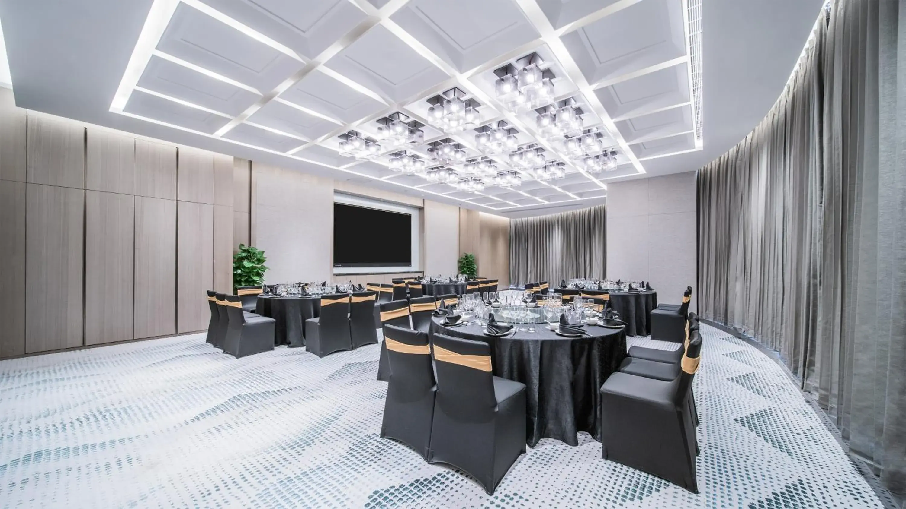 Meeting/conference room, Restaurant/Places to Eat in Hualuxe Xi an Chanba