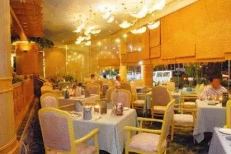 Restaurant/Places to Eat in Grand Palace Hotel