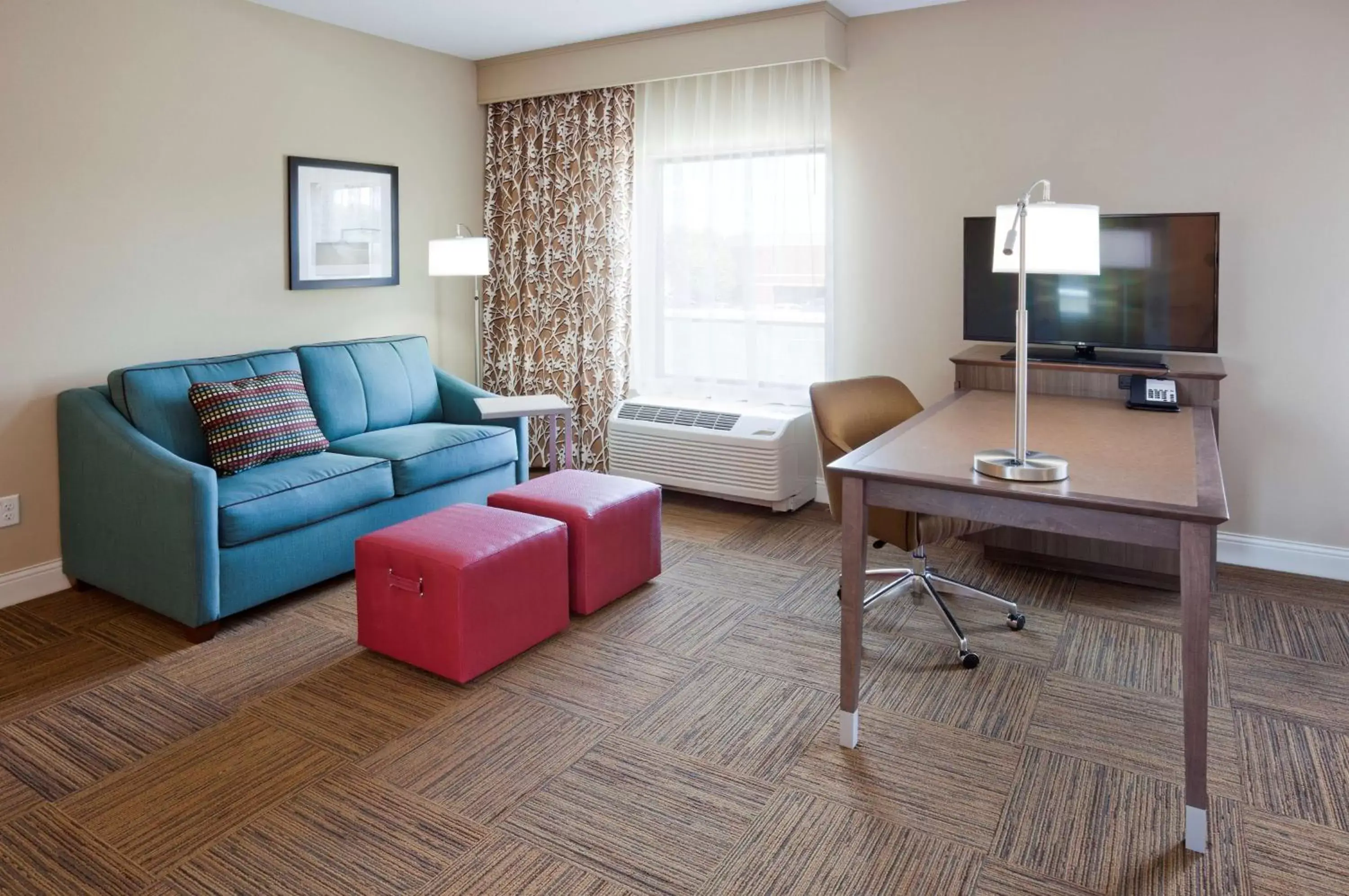 Bed, Seating Area in Hampton Inn Minneapolis-Roseville,MN