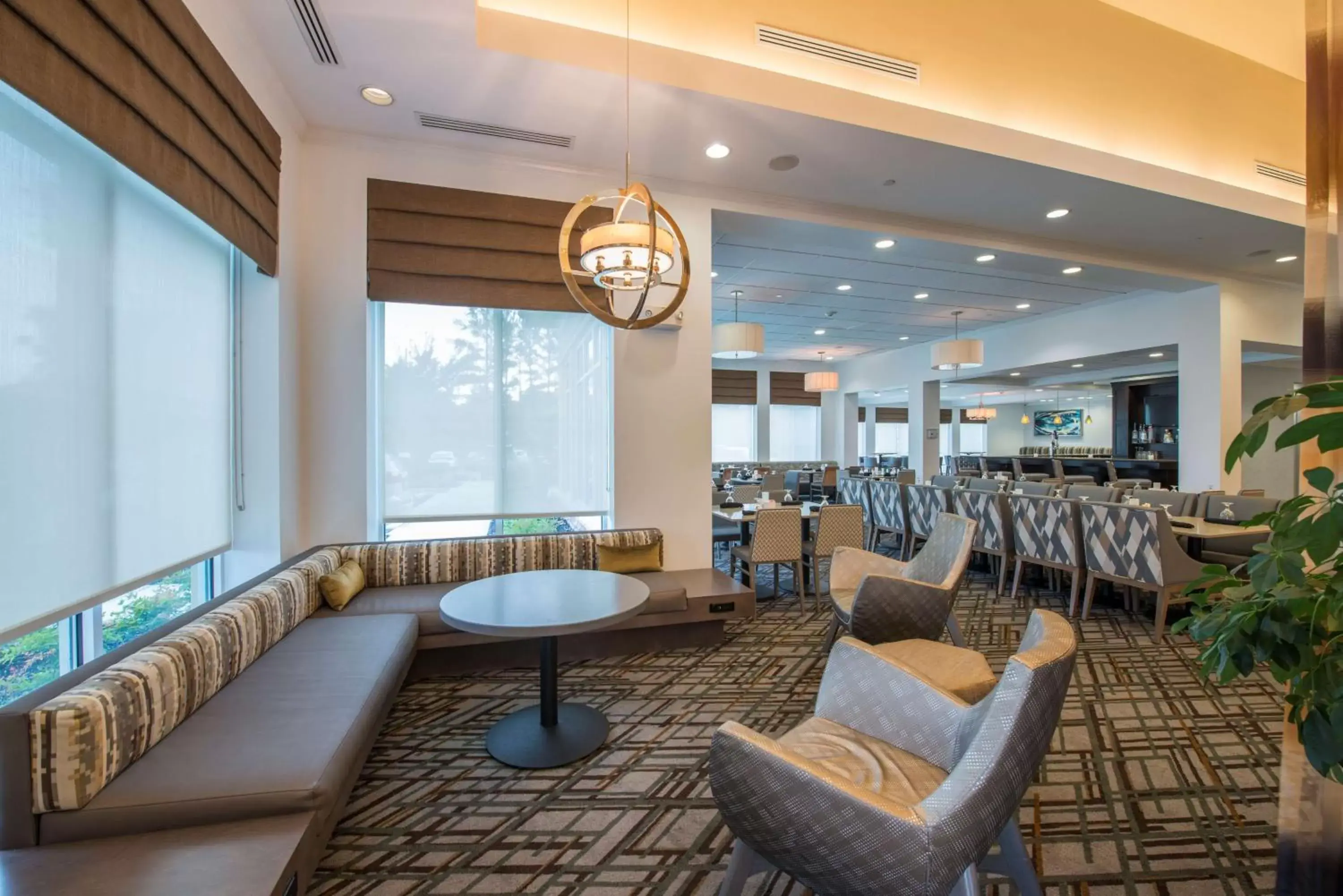 Dining area, Lounge/Bar in Hilton Garden Inn Atlanta Airport North