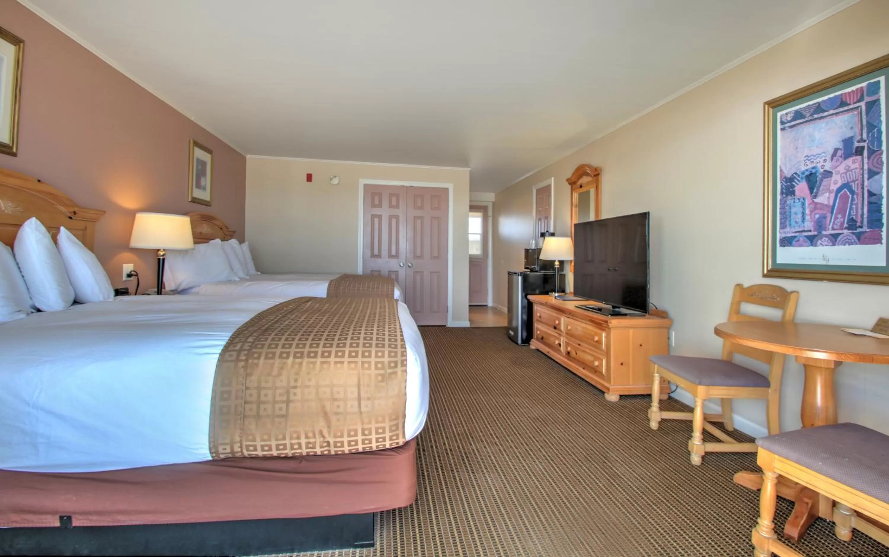 Photo of the whole room in Norseman Resort on the Beach