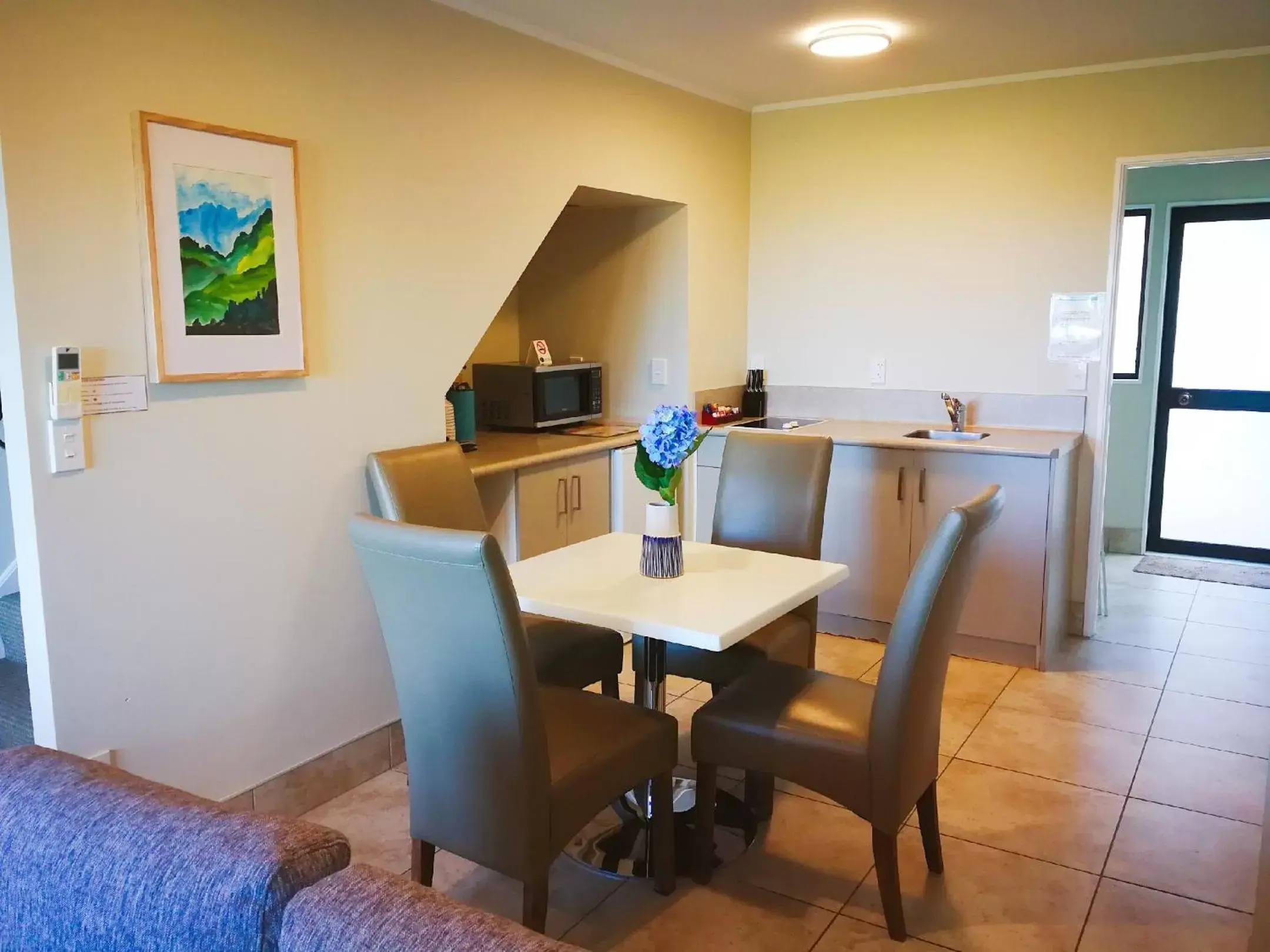 Kitchen or kitchenette, Dining Area in Le Chalet Suisse Motel Taupo