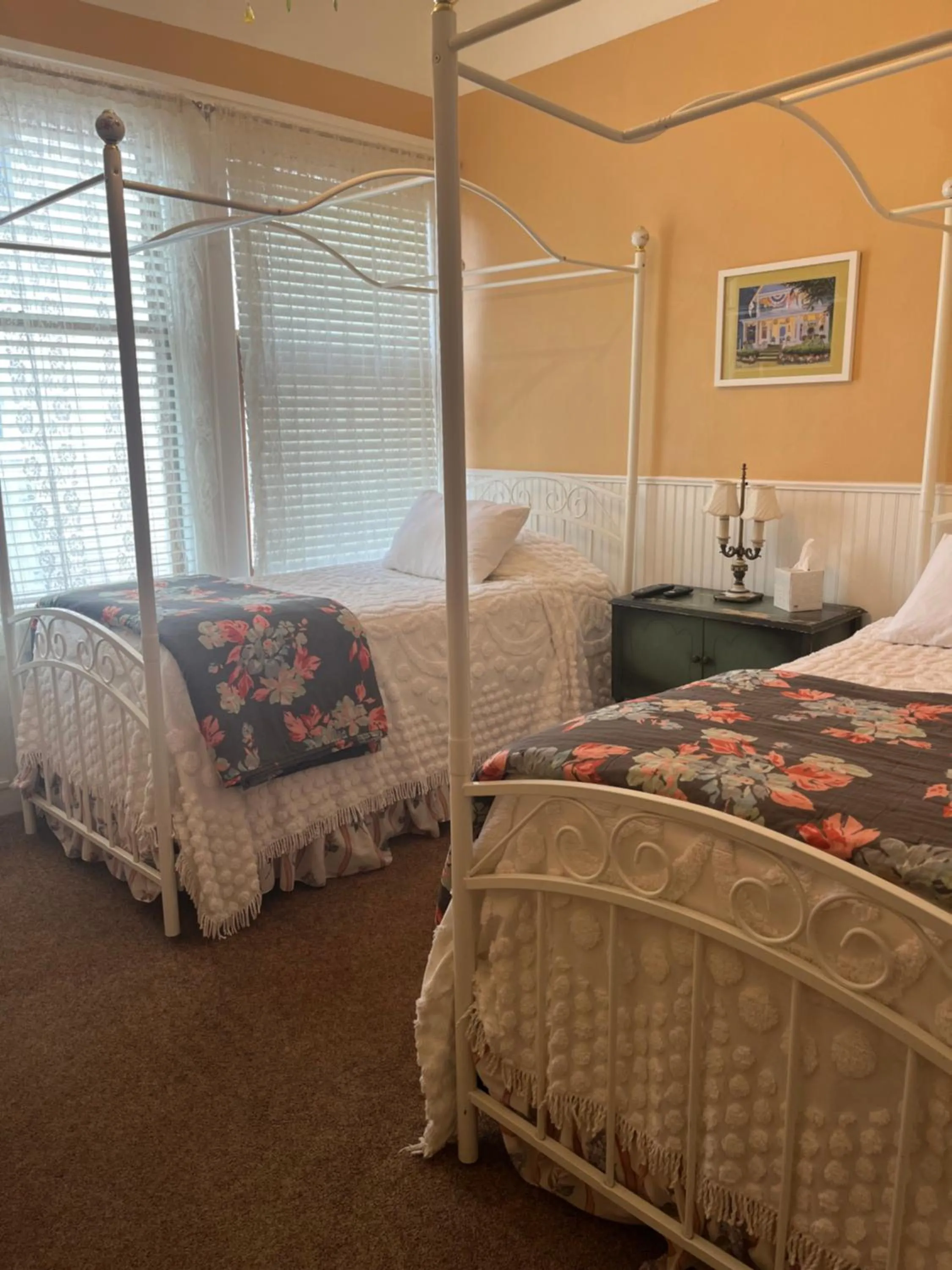 Bedroom, Bed in Terrace Inn and 1911 Restaurant