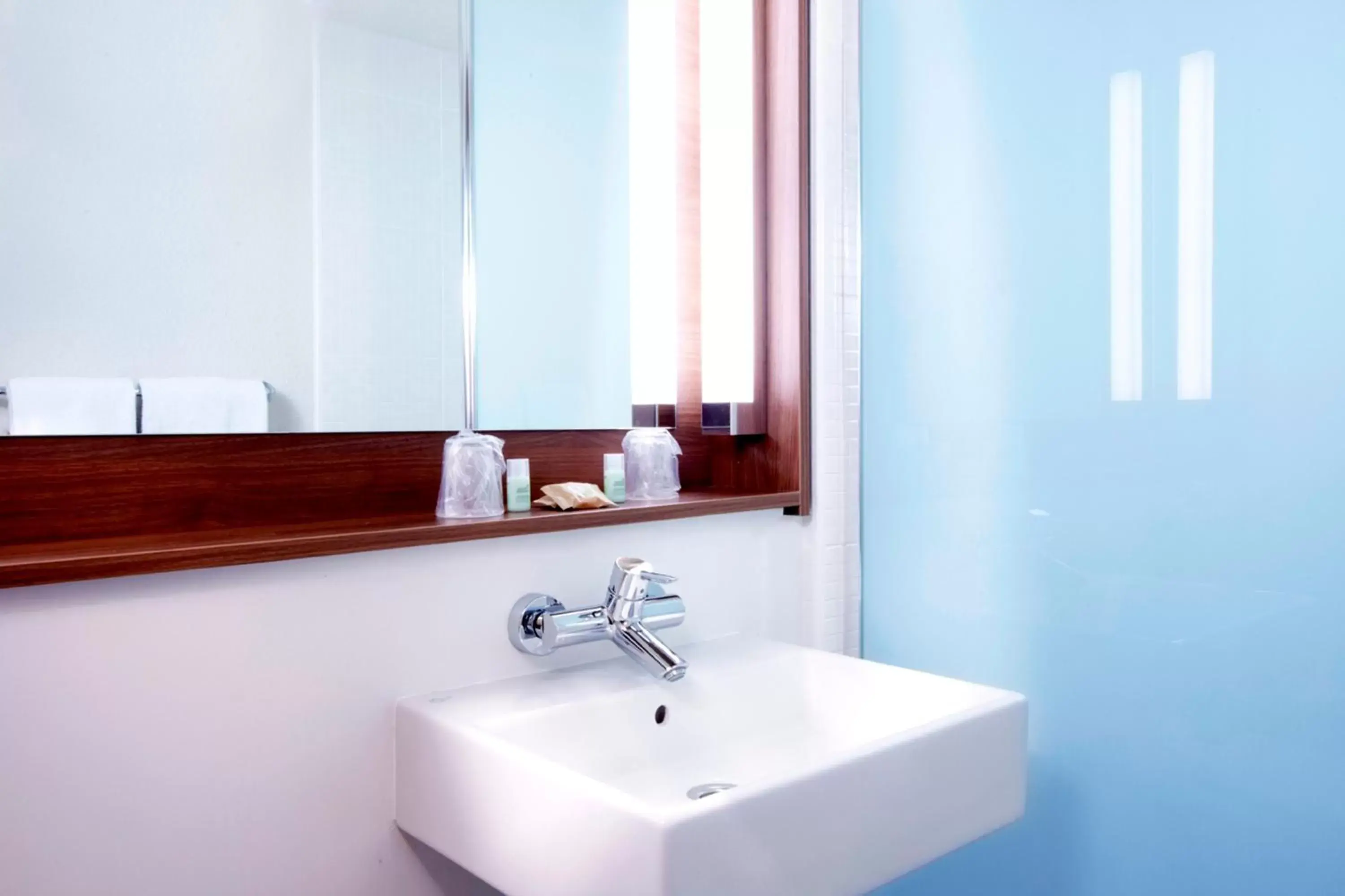 Standard Double Room with One Single Bed - Up to Ten Years in Campanile Gueret Standard Double Room with One Single Bed - Up to Ten Years in Campanile Gueret