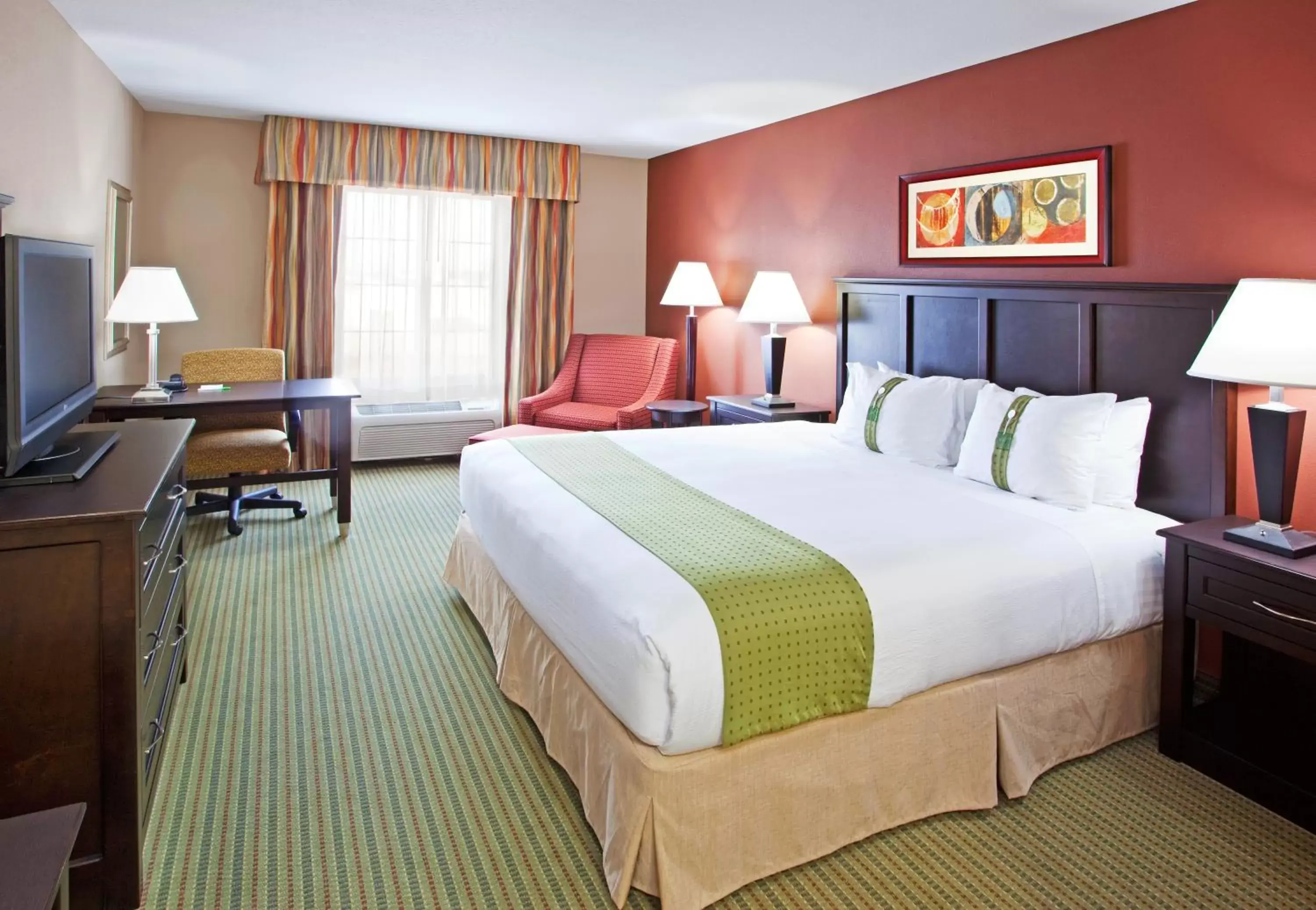 Photo of the whole room, Bed in Holiday Inn Midland, an IHG Hotel