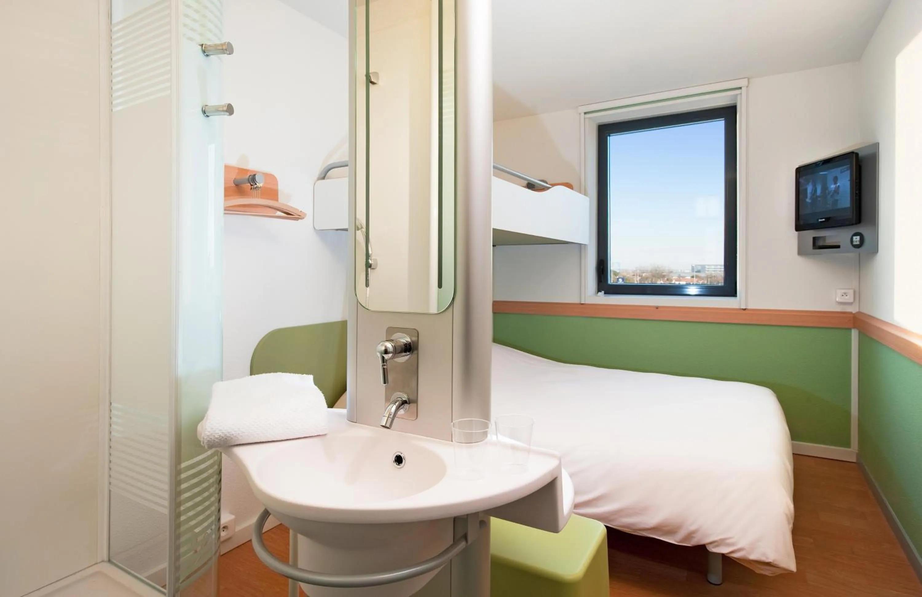 Bathroom, Bed in ibis budget Istres Trigance