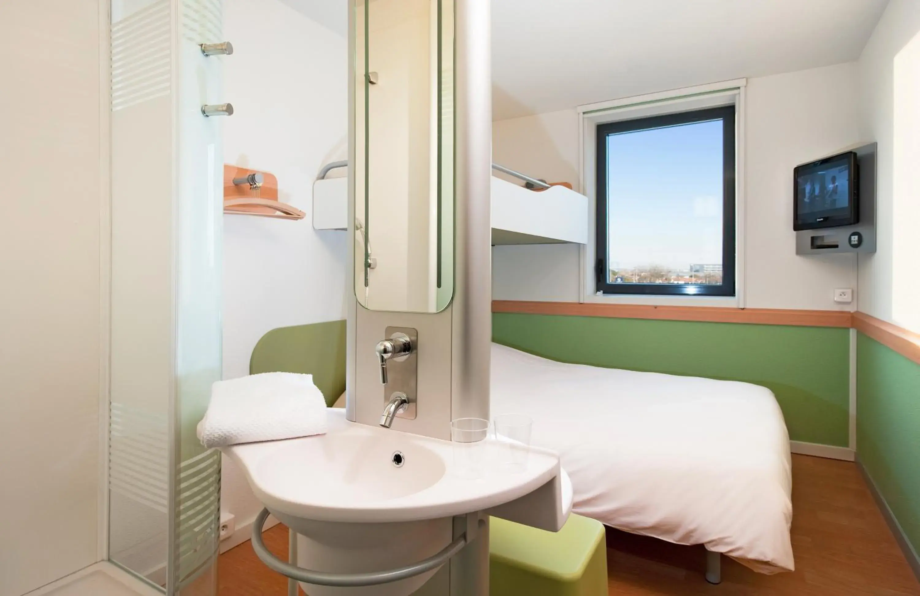 Bathroom in ibis budget Istres Trigance