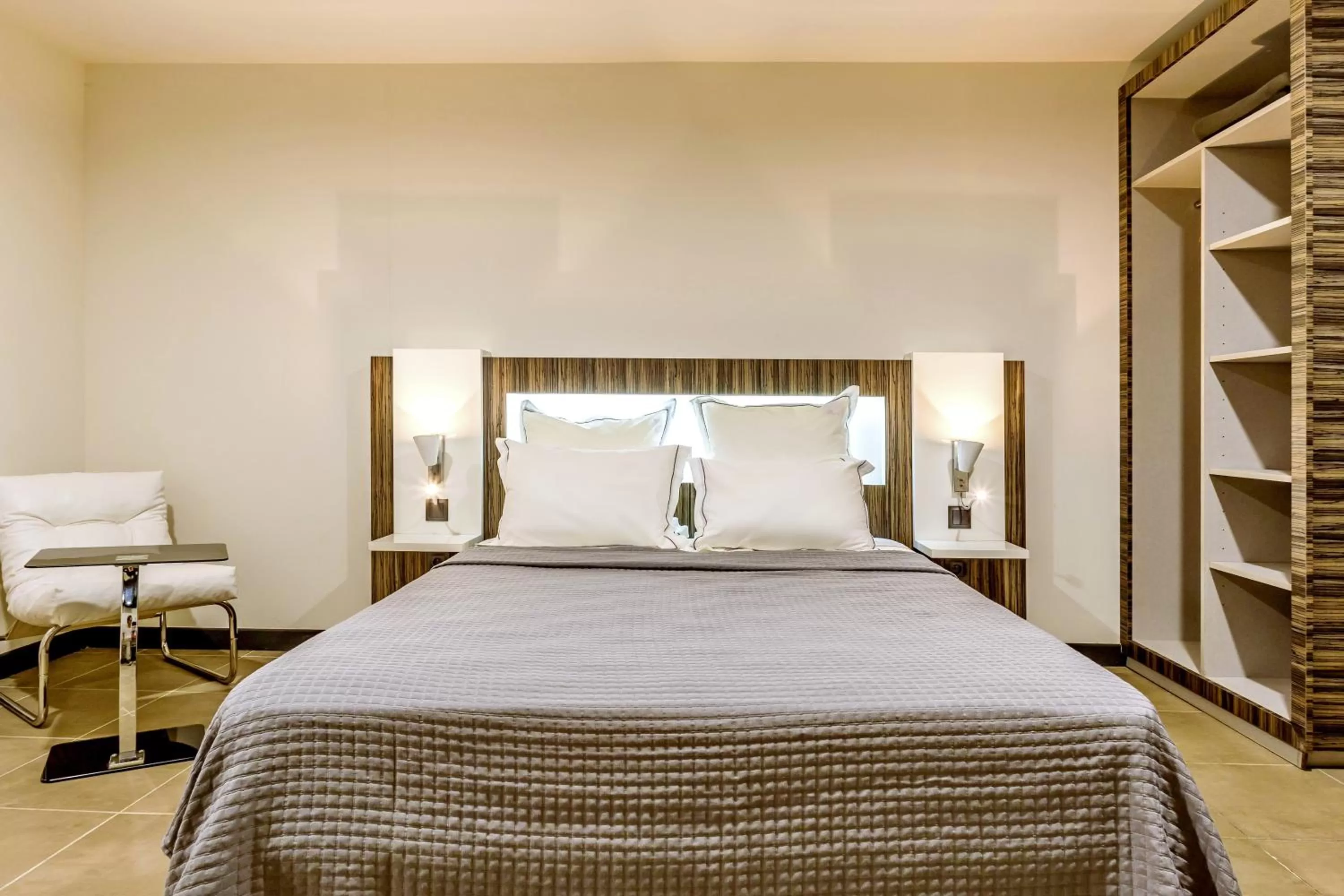 Photo of the whole room, Bed in Residence Fort Savane