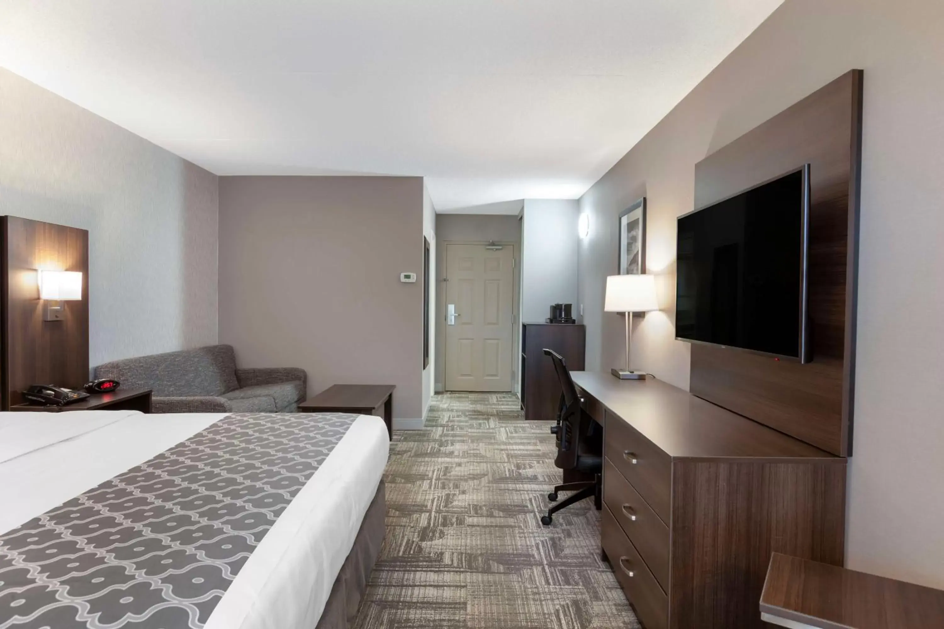 Bedroom, TV/Entertainment Center in Best Western Milton