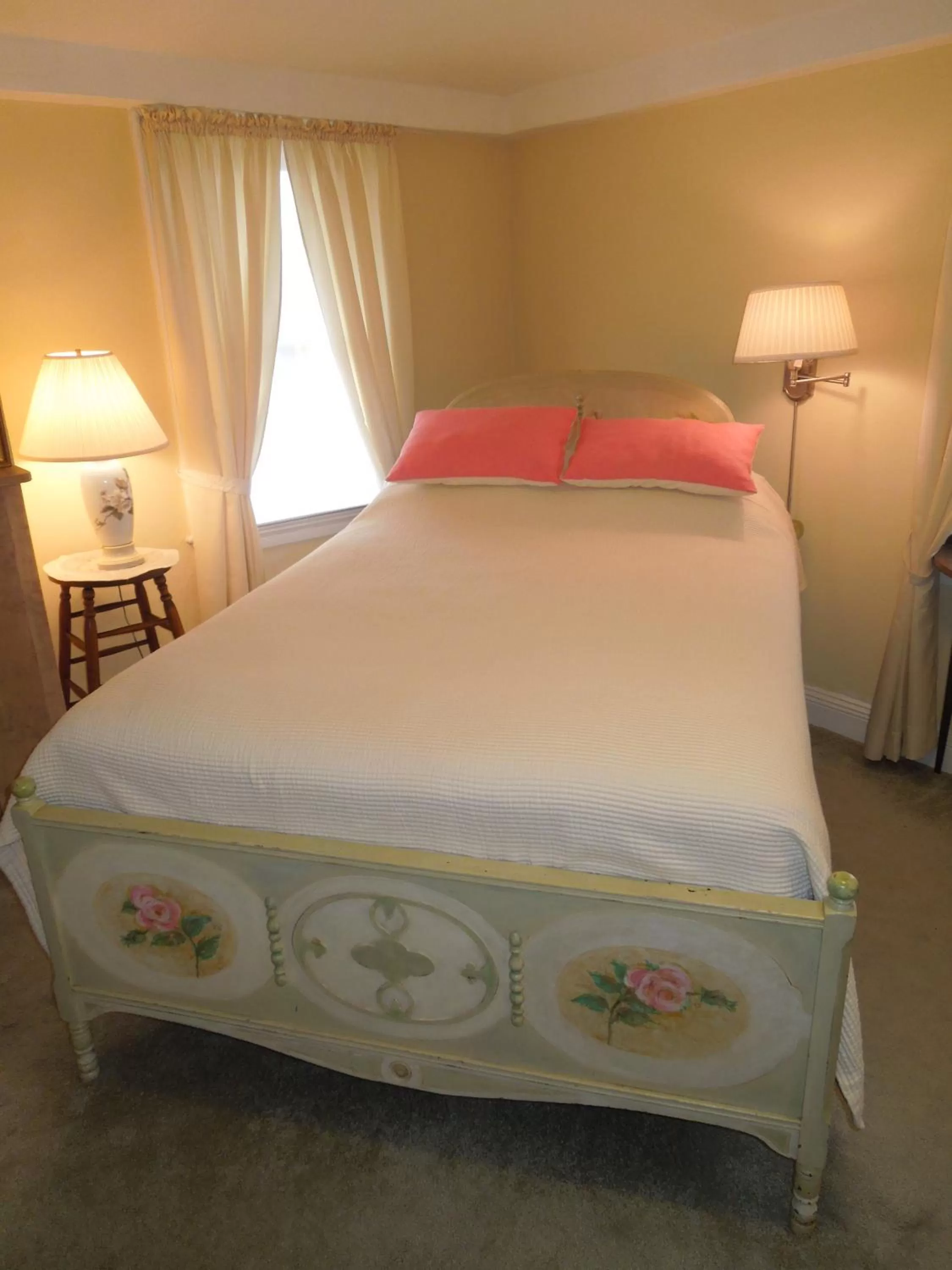 Bed in Victorian Bed & Breakfast of Staten Island