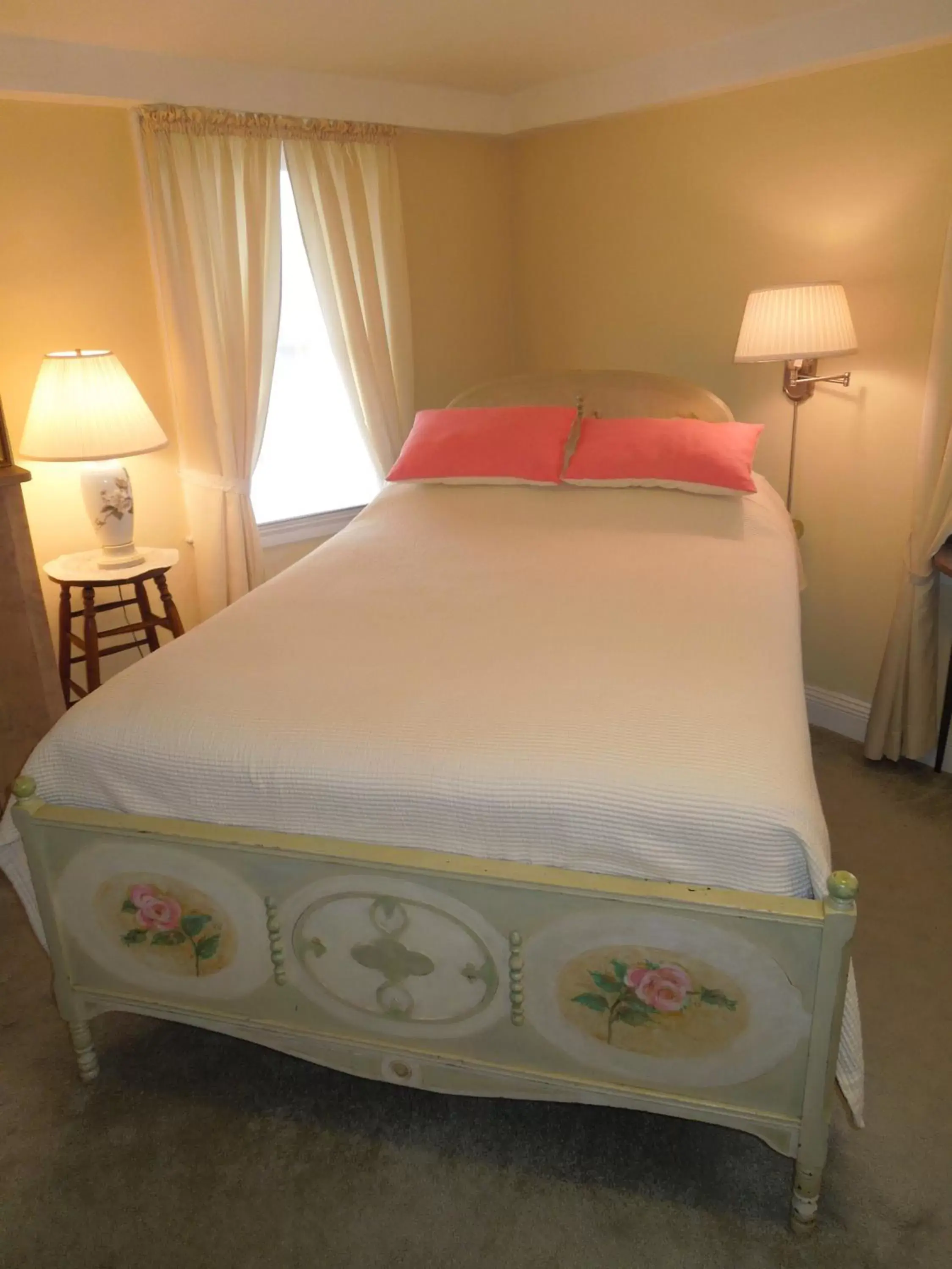 Bed in Victorian Bed & Breakfast of Staten Island