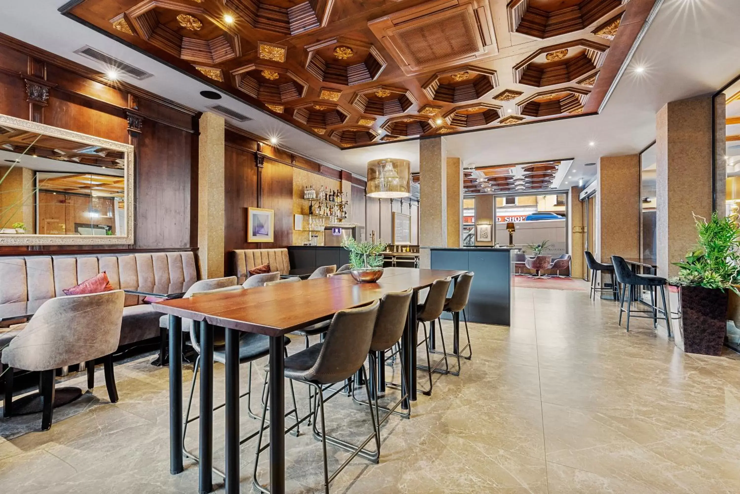 Restaurant/places to eat in KING's Hotel First Restaurant/places to eat in KING's Hotel First