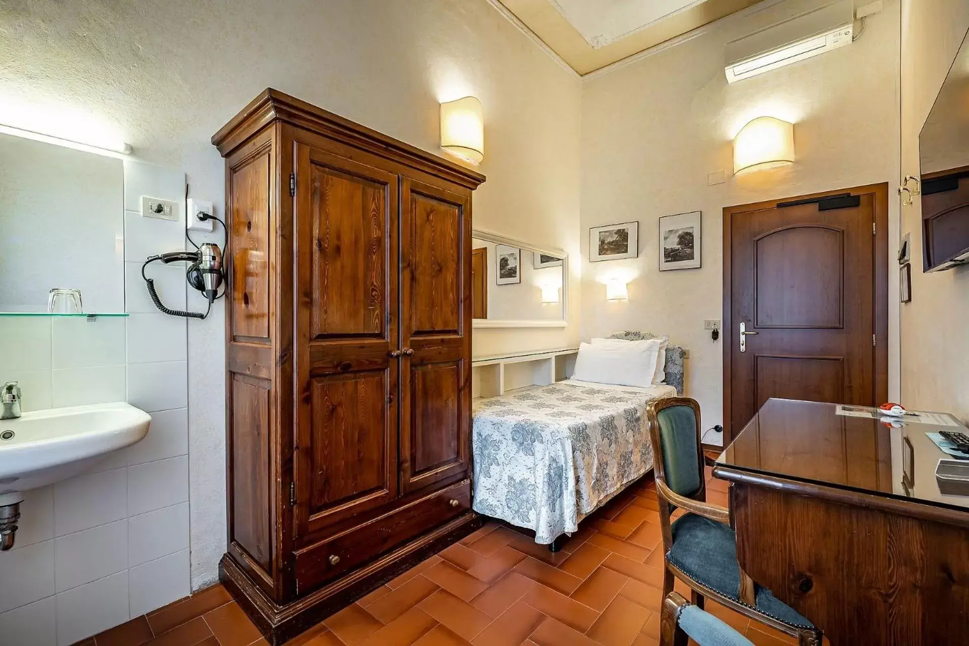 Bed, Bathroom in Hotel Alessandra