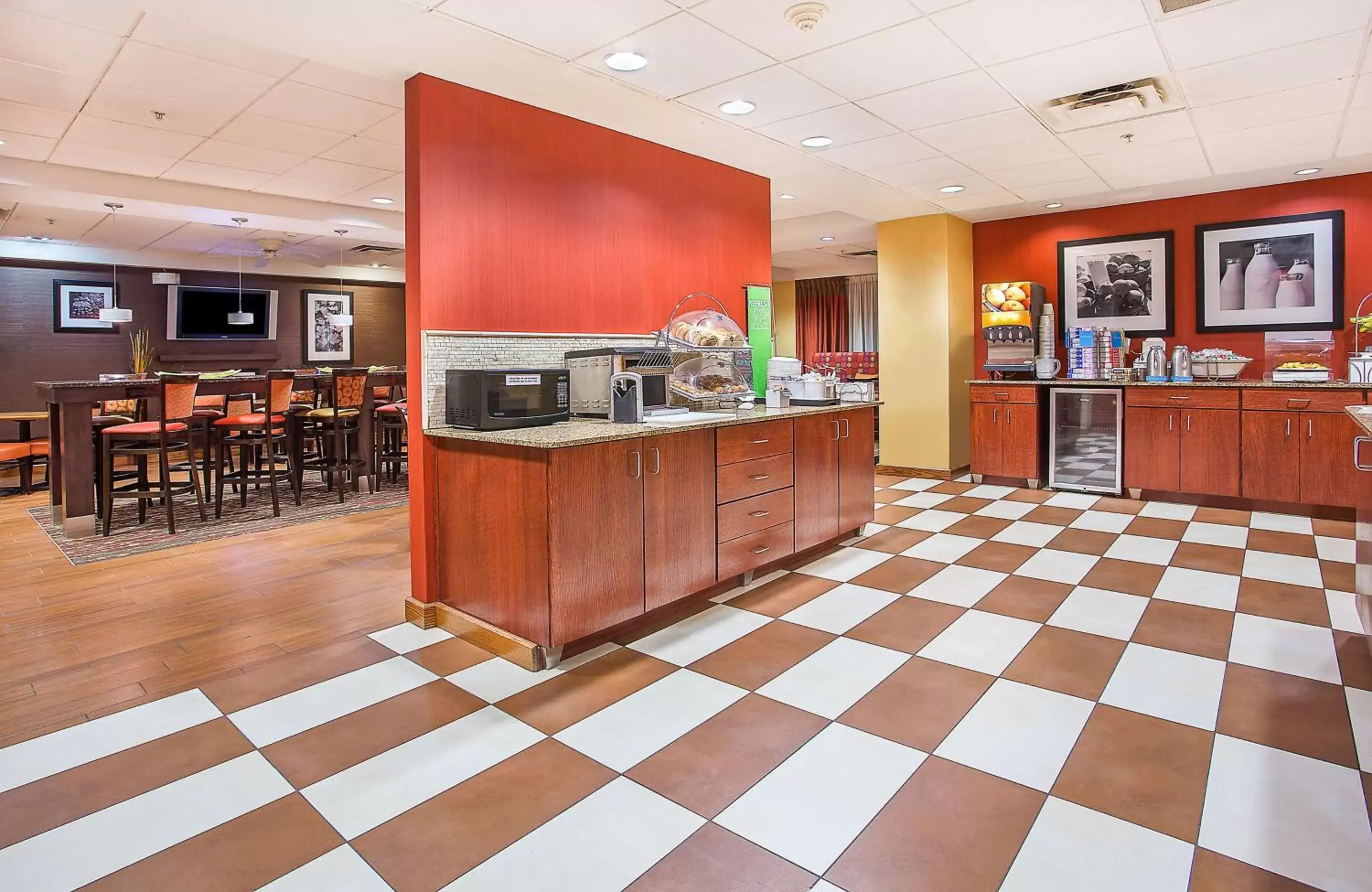 Dining area in Hampton Inn Knoxville-West At Cedar Bluff