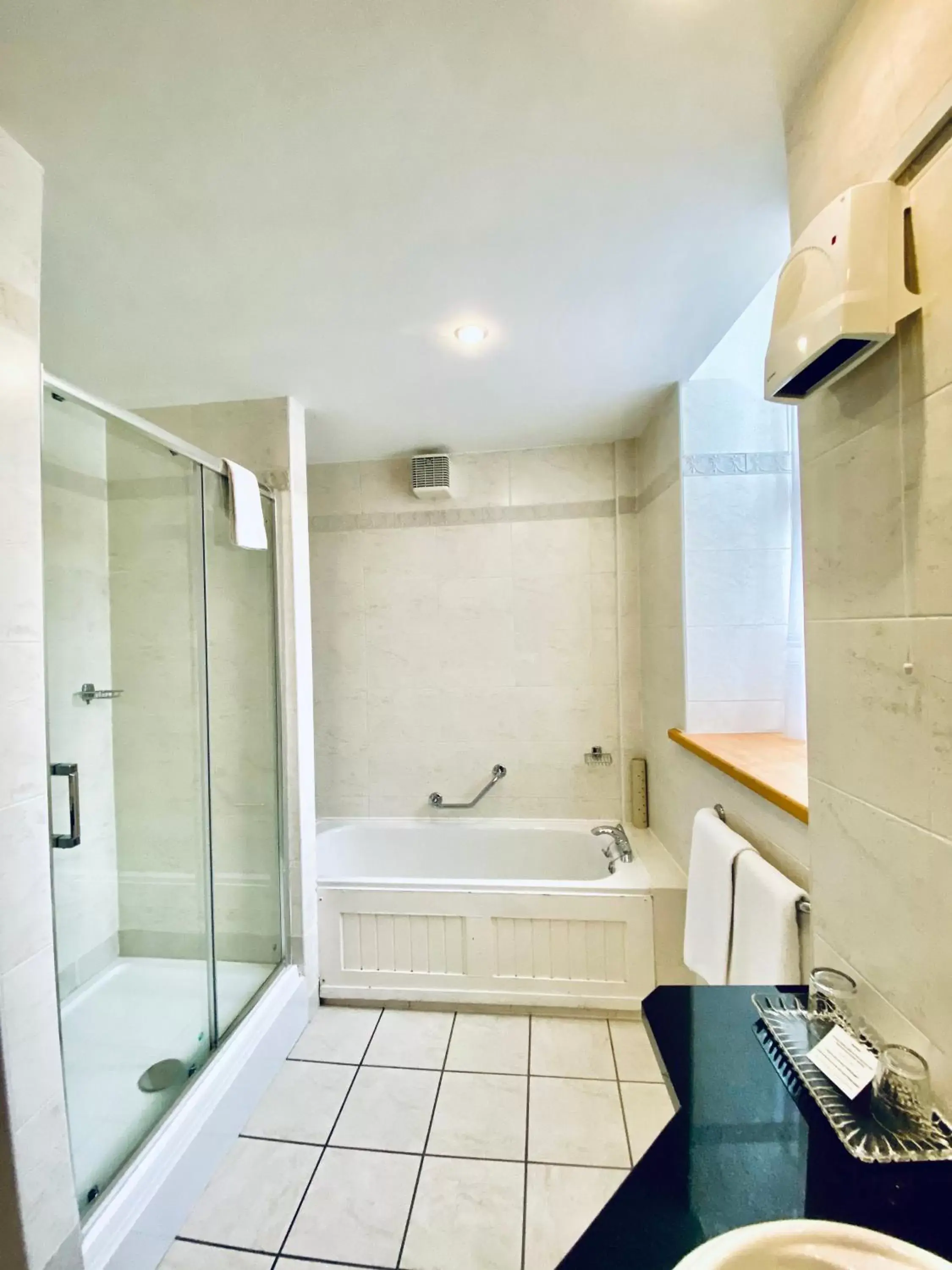 Bathroom in Beresford Hotel