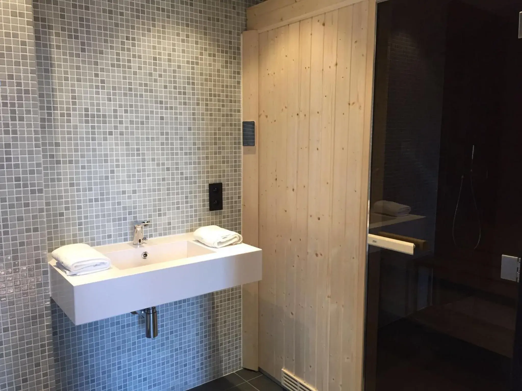 Sauna, Bathroom in Cannes Center Univers Hotel (future Mercure)