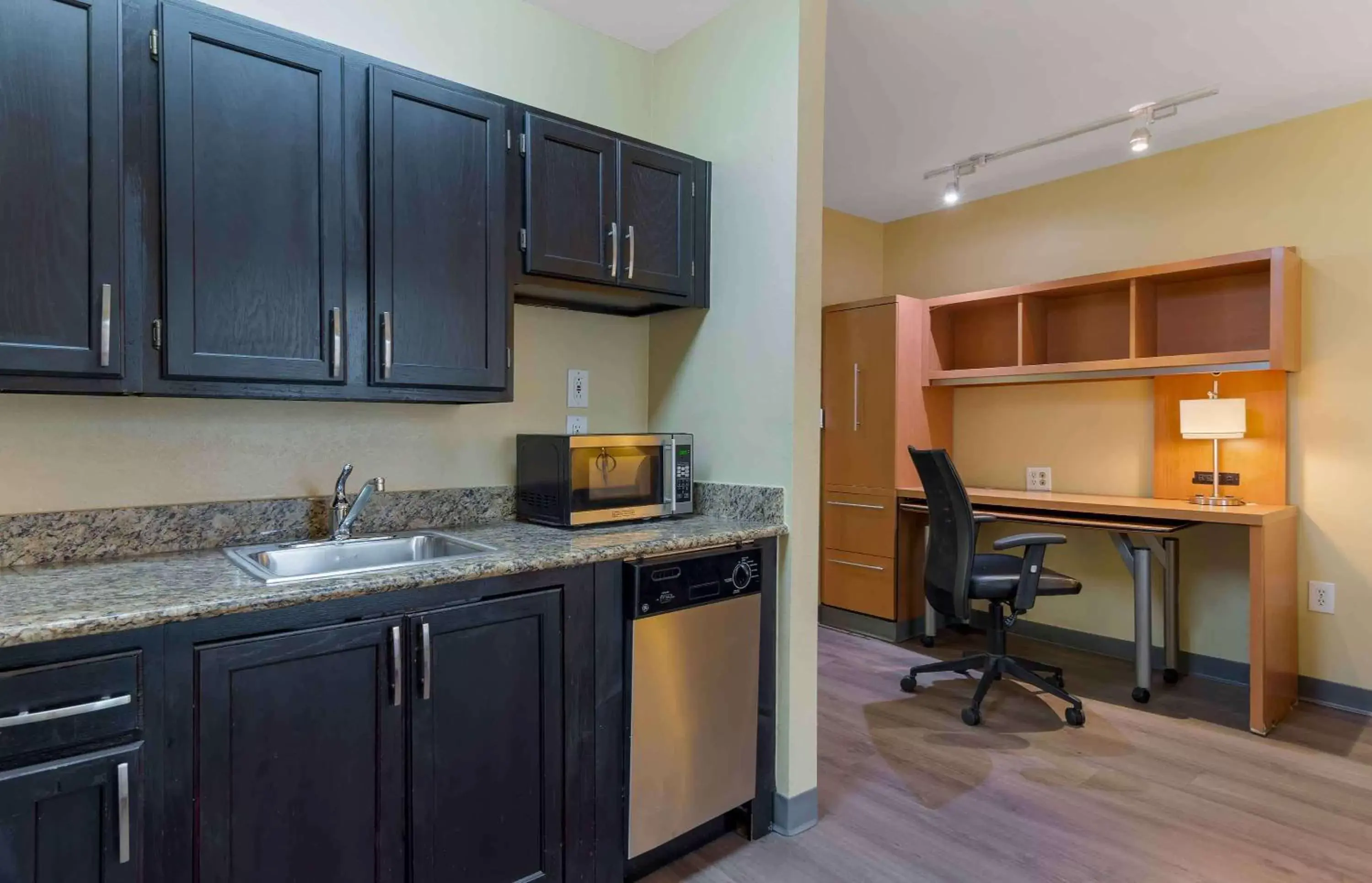 Bedroom, Kitchen/Kitchenette in Extended Stay America Suites - Atlanta - Norcross