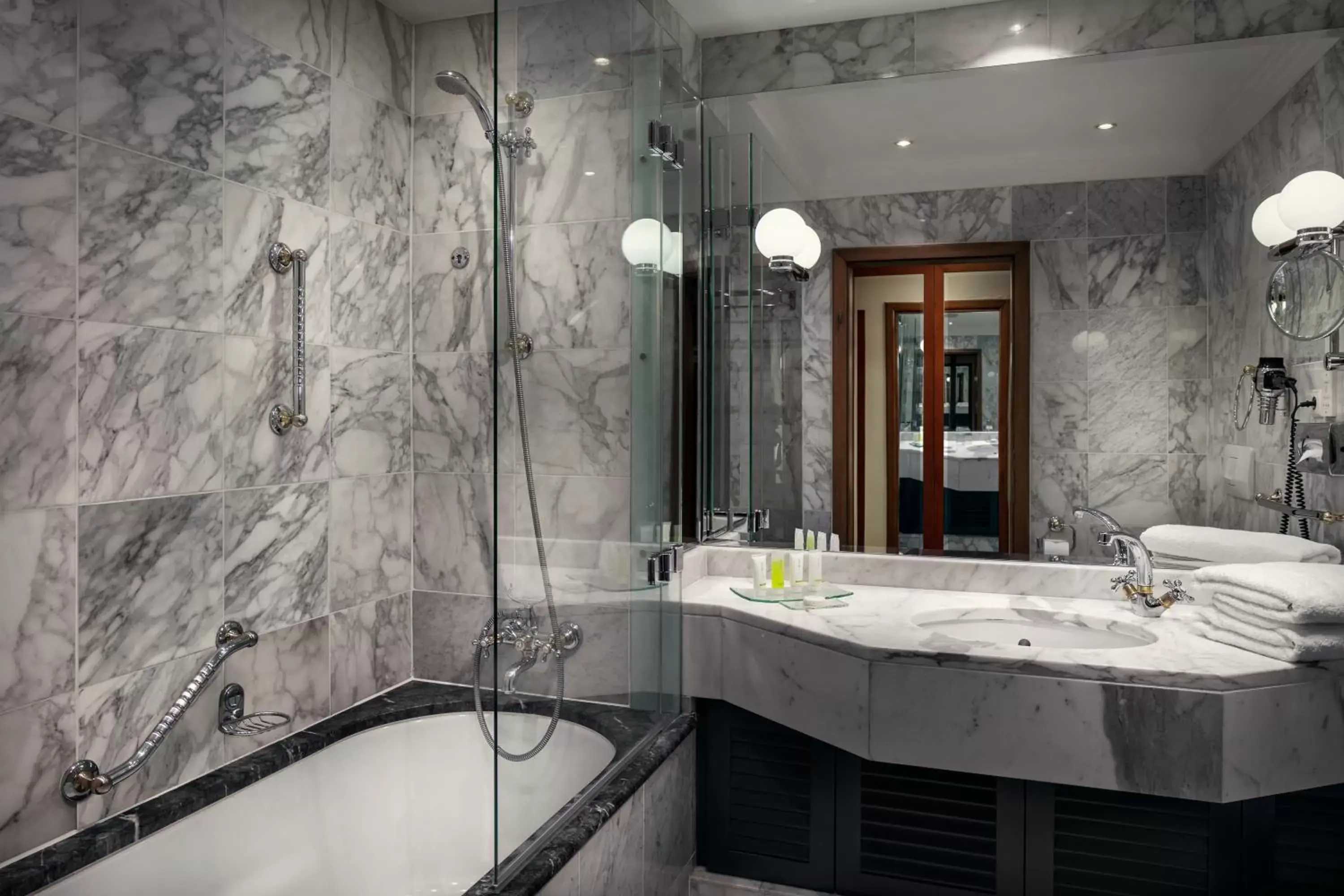 Shower, Bathroom in Art Nouveau Palace Hotel