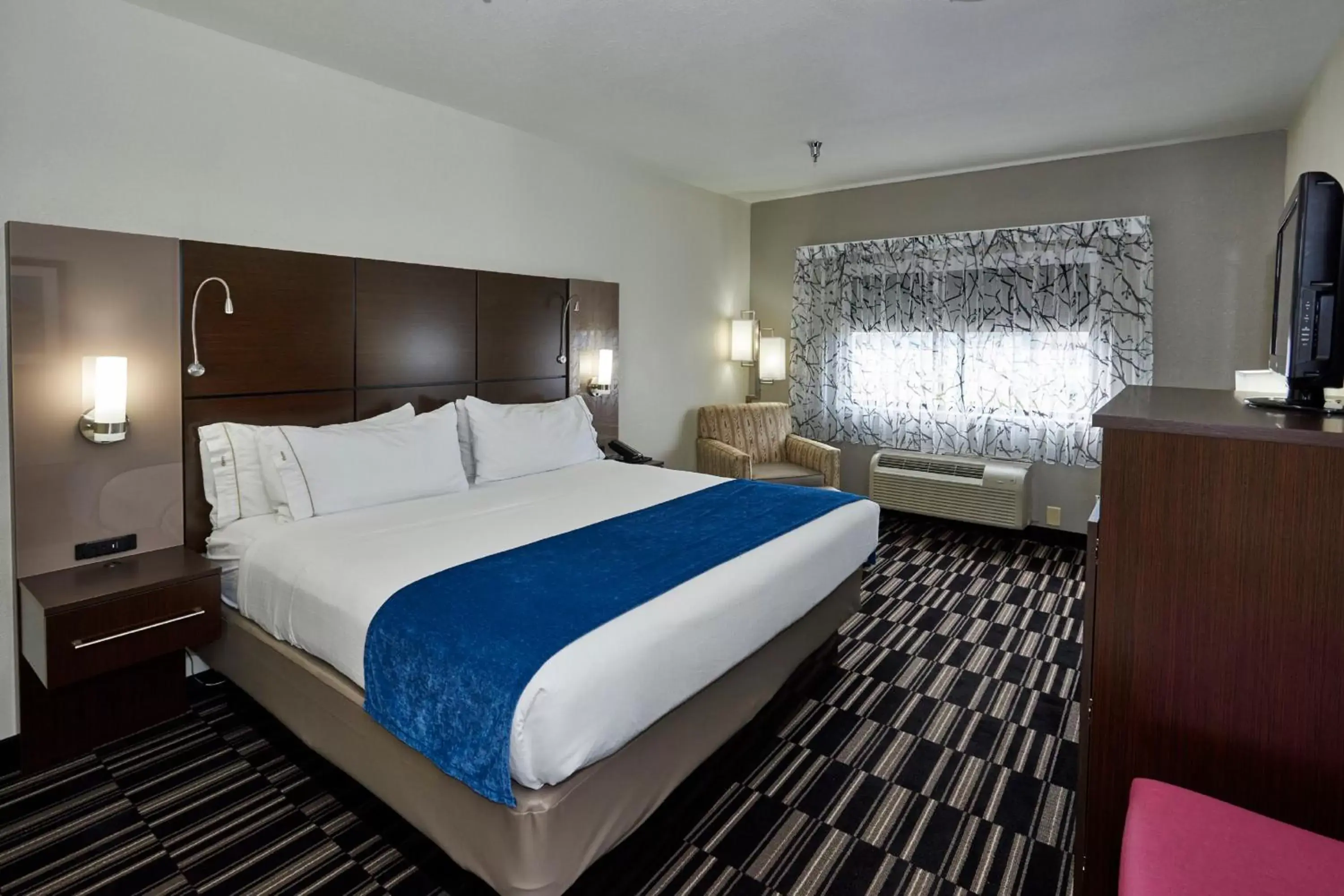 Photo of the whole room, Bed in Holiday Inn Express & Suites Birmingham South - Pelham, an IHG Hotel