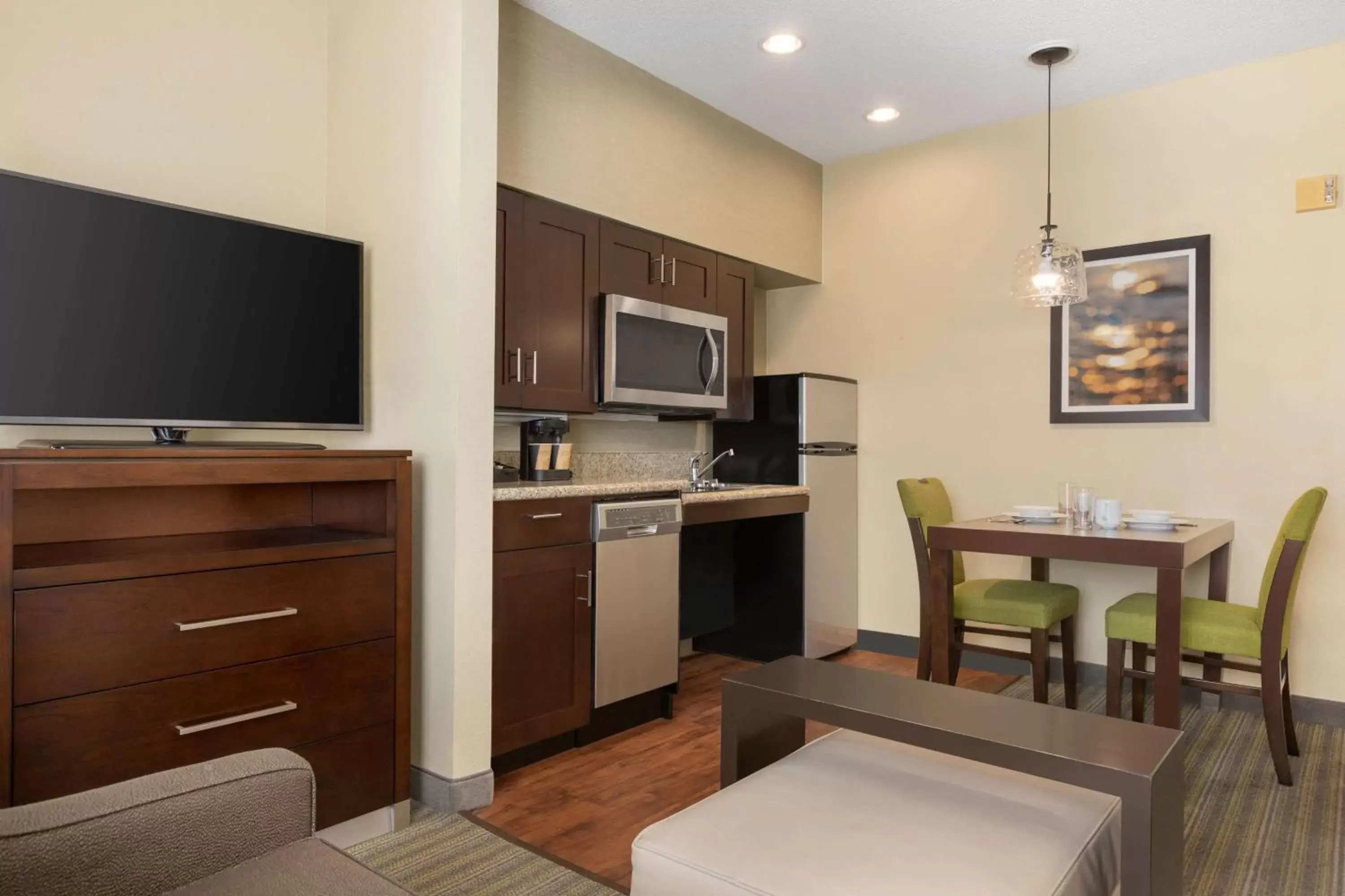 Kitchen or kitchenette, TV/Entertainment Center in Homewood Suites by Hilton St. Petersburg Clearwater