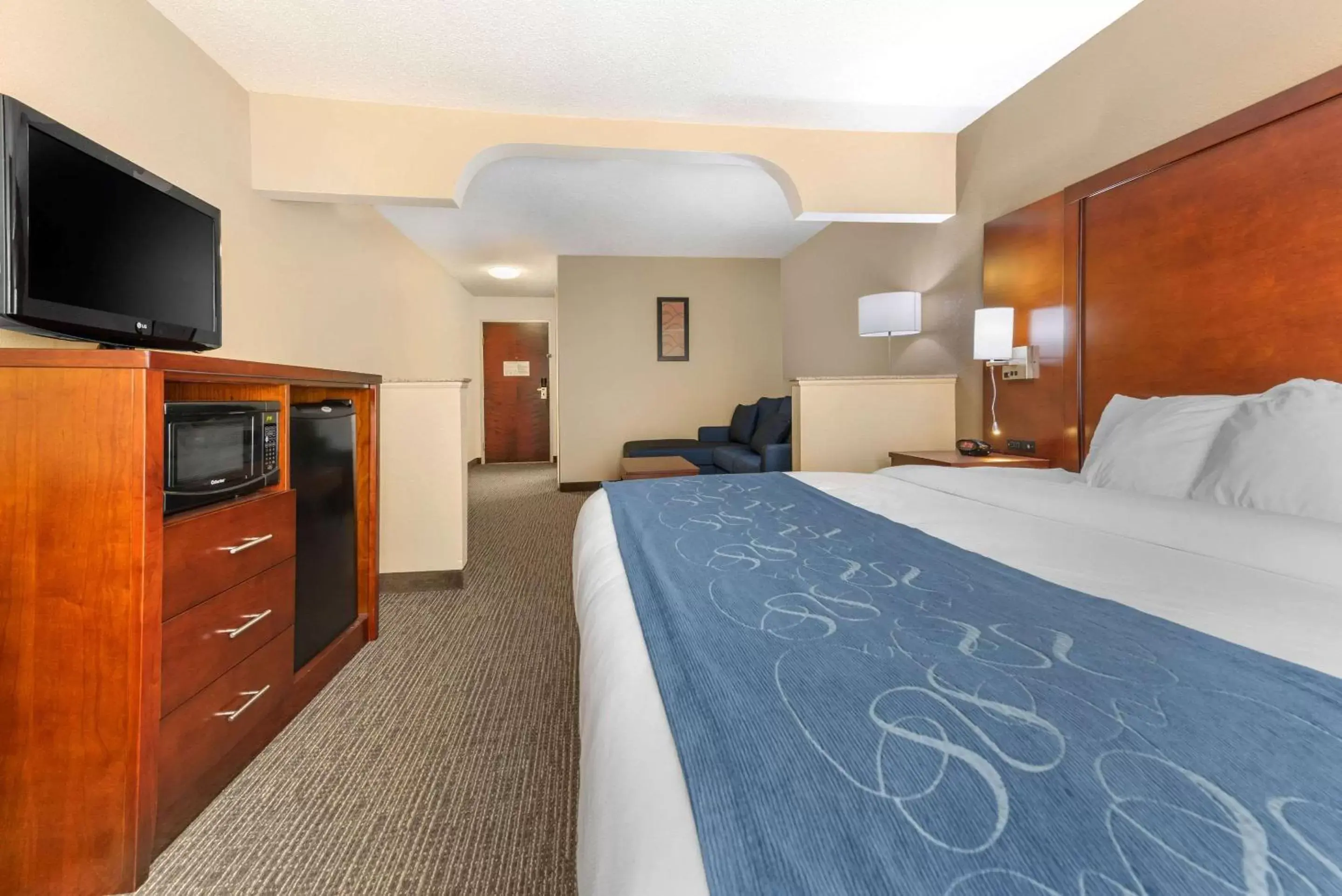 Photo of the whole room, Bed in Comfort Suites Findlay I-75